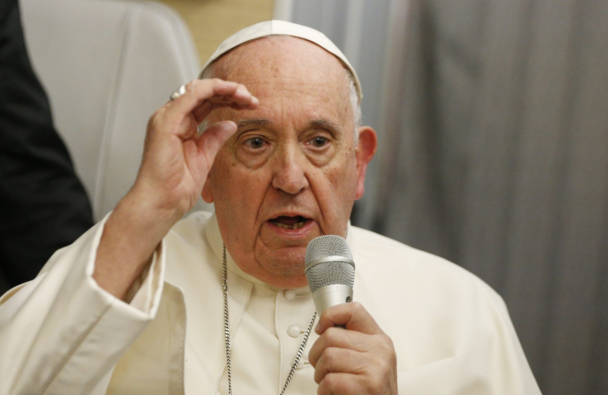 El Papa Francisco responde a las preguntas de los periodistas a bordo de su vuelo de Iqaluit, en el territorio canadiense de Nunavut, a Roma el 29 de julio de 2022. (Foto CNS/Paul Haring)