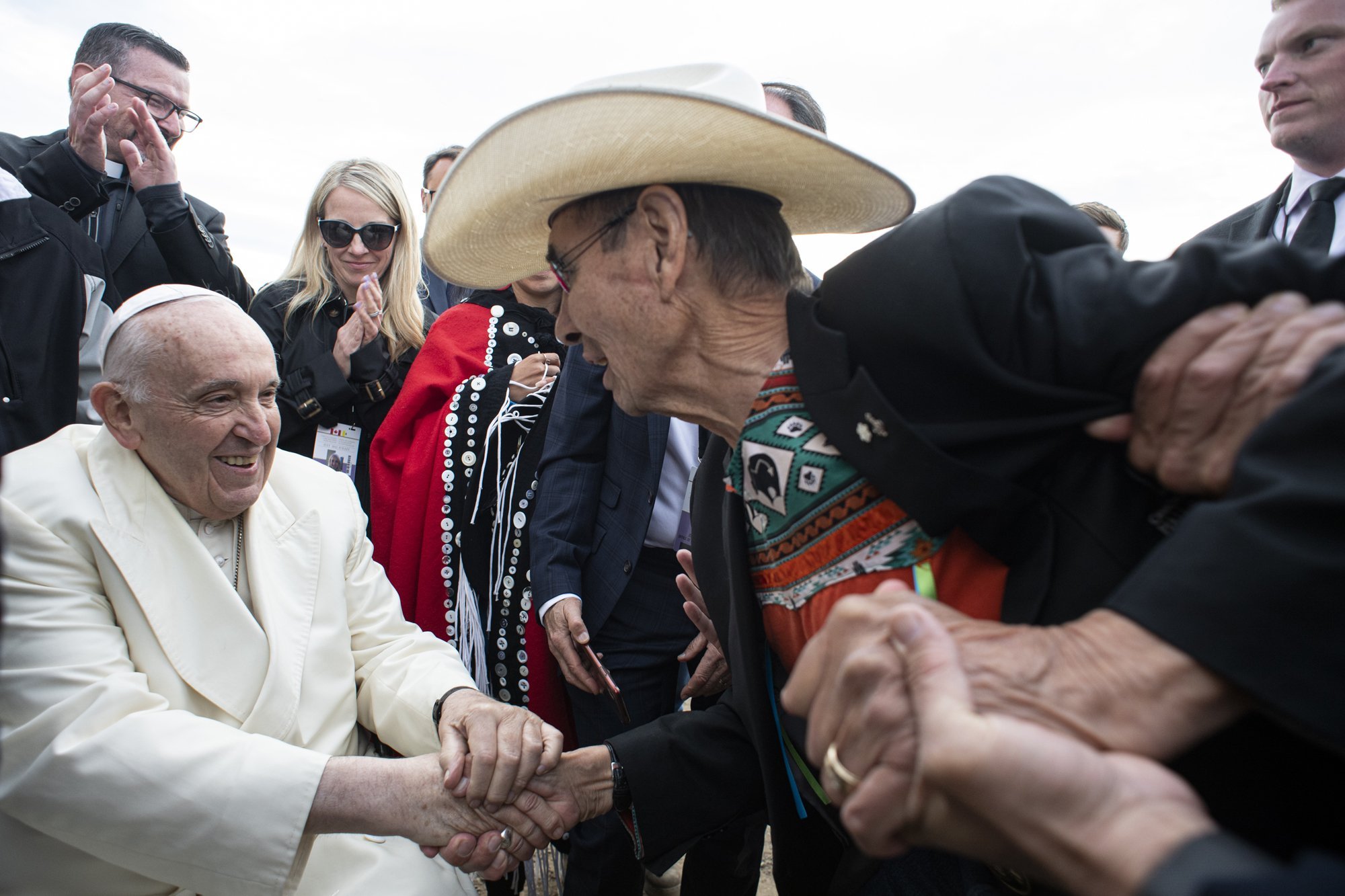 El Papa Francisco y el jefe Wilton Littlechild se despiden el 29 de julio de 2022 en Iqaluit, Nunavut, mientras el Papa se prepara para regresar al Vaticano tras una visita de seis días. Littlechild, un abogado de 78 años, superviviente de abusos en un internado y antiguo gran jefe de la Confederación de las Primeras Naciones del Tratado Seis, había presionado mucho para que el Papa visitara Canadá y pidiera perdón a los supervivientes de los internados. (Foto CNS /Vatican Media)