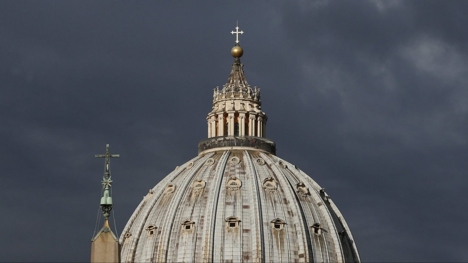 La cúpula de la Basílica de San Pedro se ve en el Vaticano en esta foto de archivo del 9 de octubre de 2017. (Foto CNS /Paul Haring)