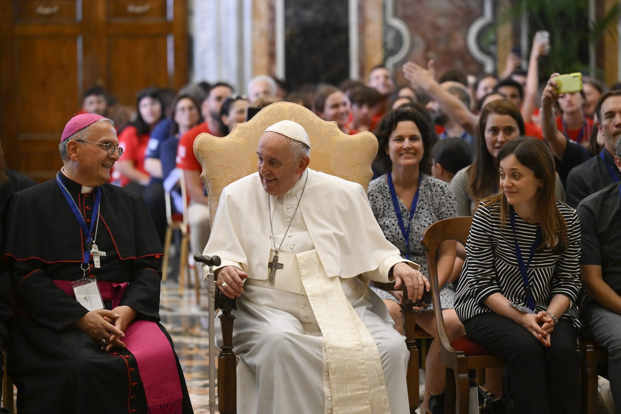 El papa Francisco se sienta cerca de un obispo no identificado mientras dirige una audiencia con jóvenes que participan en un programa de campamento de verano patrocinado por Alpha International, en el Vaticano el 5 de agosto de 2022. (Foto CNS/Vatican Media)