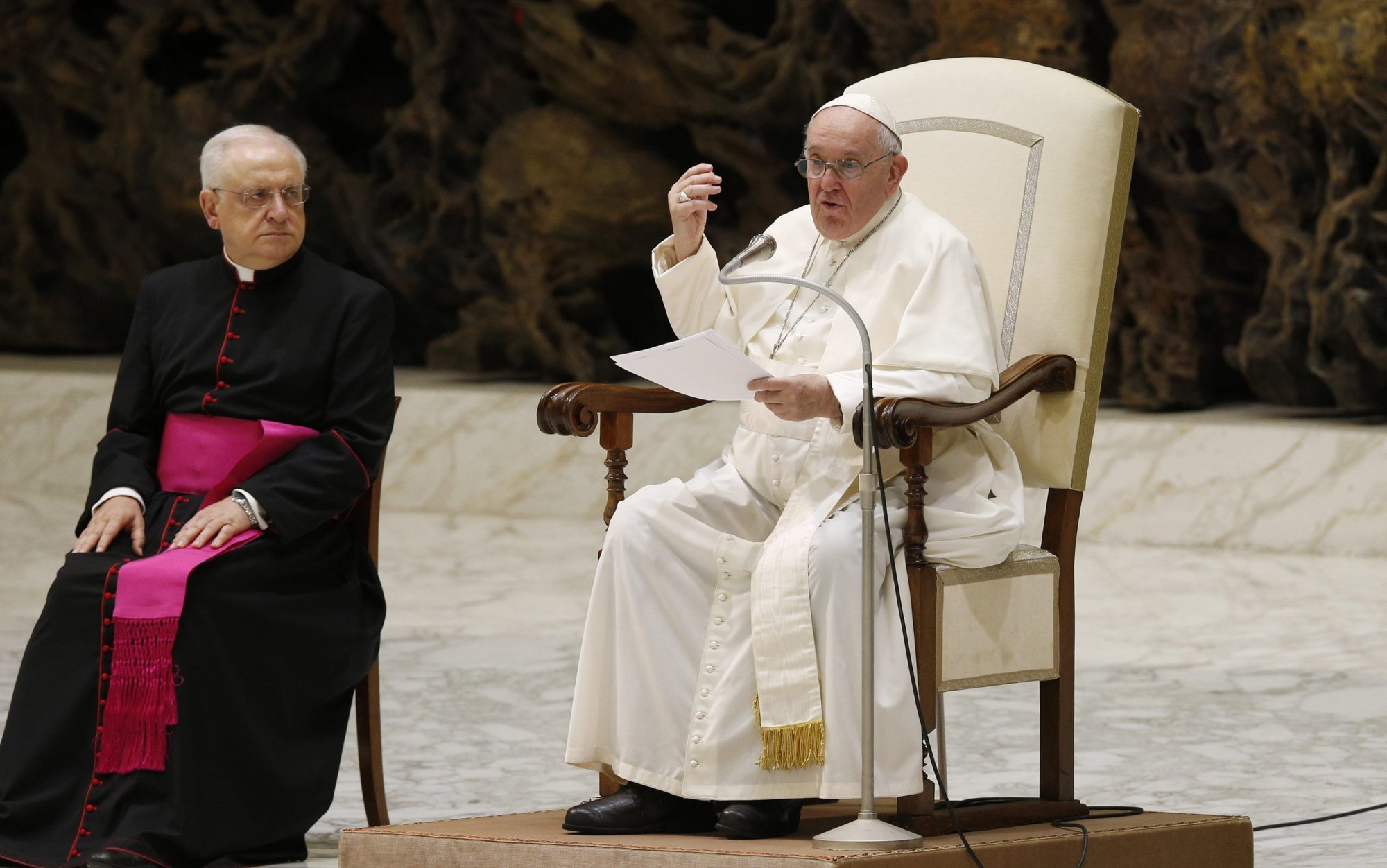 El Papa Francisco habla mientras dirige su audiencia general en el aula Pablo VI del Vaticano el 17 de agosto de 2022. (CNS photo/Paul Haring)