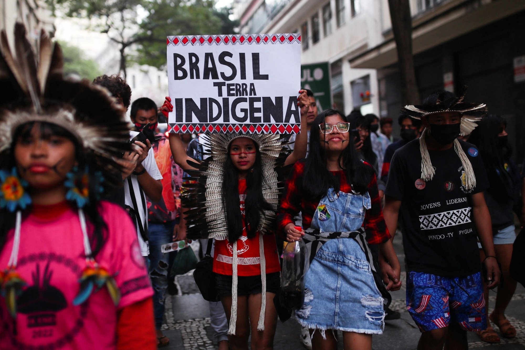 ndígenas marchan con una pancarta que dice "Tierra Indígena de Brasil" mientras conmemoran el Día Internacional de los Pueblos Indígenas del Mundo en São Paulo el 9 de agosto de 2022. El Consejo Misionero Indígena de los obispos brasileños dijo que la violencia récord del año pasado contra los pueblos tradicionales podría significar que el 2021 ha sido "el peor año del siglo" para los pueblos indígenas. (Foto CNS/Amanda Perobelli, Reuters)