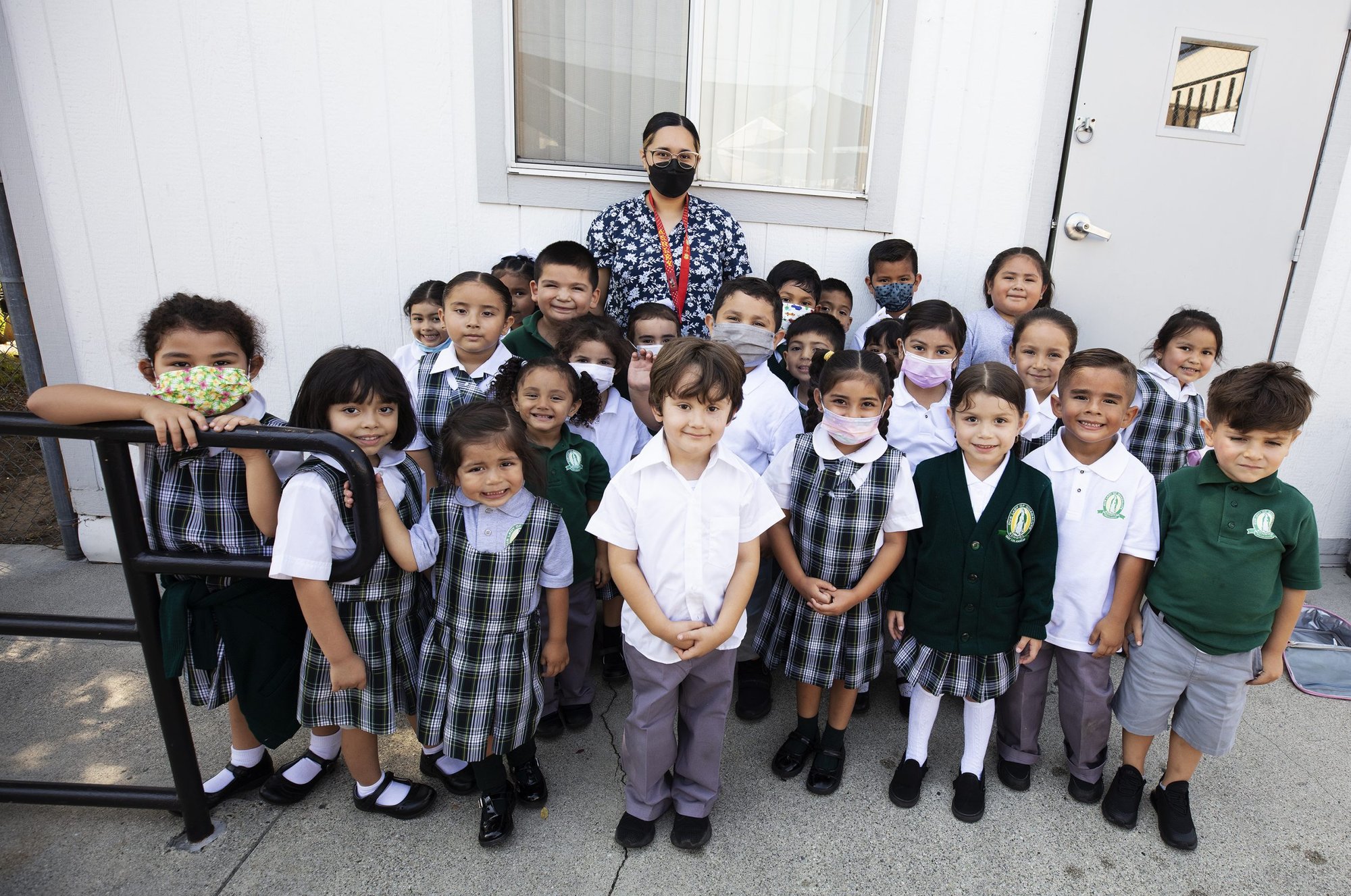 Alumnos de TK y kindergarten de la Escuela Nuestra Señora de Guadalupe en el Este de Los Ángeles con la maestra Ashley Juárez el 25 de agosto. (Víctor Alemán)