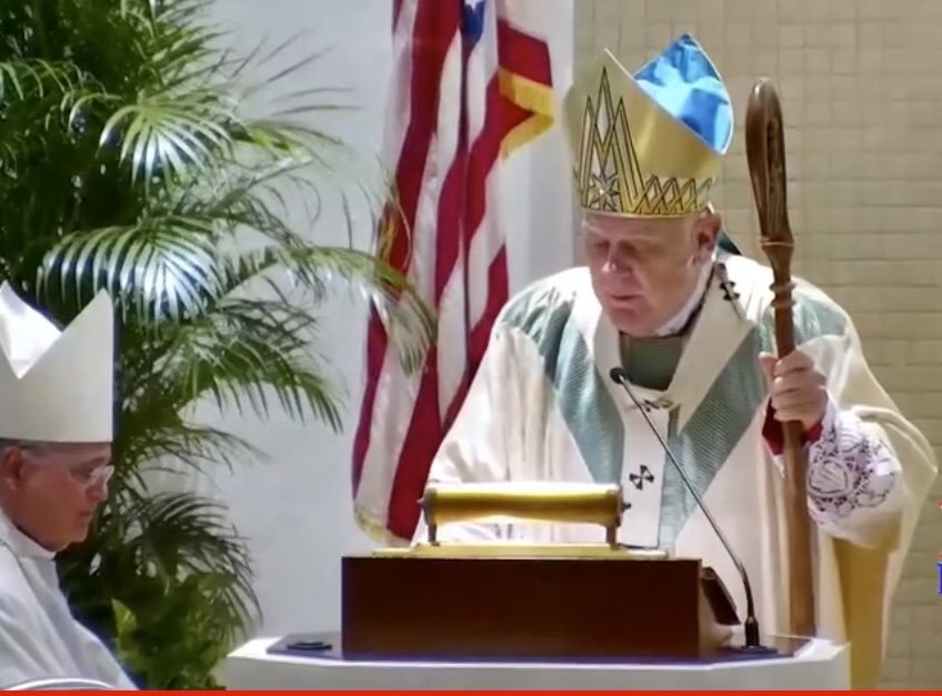 El arzobispo de Miami, Thomas Wenski, diciendo la misa por Nicaragua, el 22 de agosto de 2022. (Foto Twitter Wenski.)