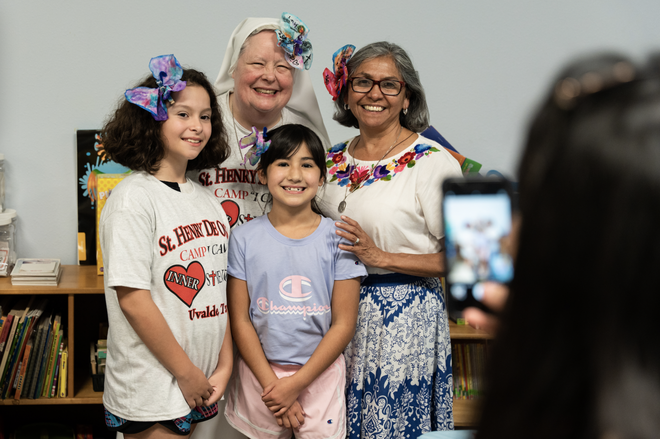 La hermana Norberta Villaseñor (derecha) con estudiantes y una compañera religiosa en el Campamento I-CAN el mes pasado. (Extensión Católica)