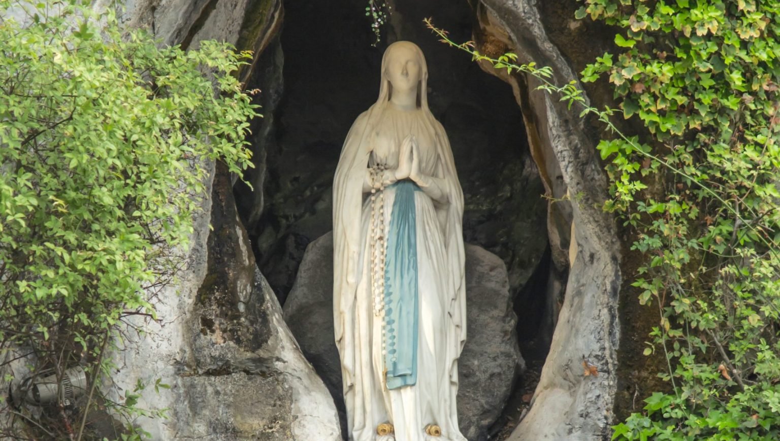 La estatua de María en la gruta del Santuario de Nuestra Señora de Lourdes, en el suroeste de Francia. (Foto Shutterstock)