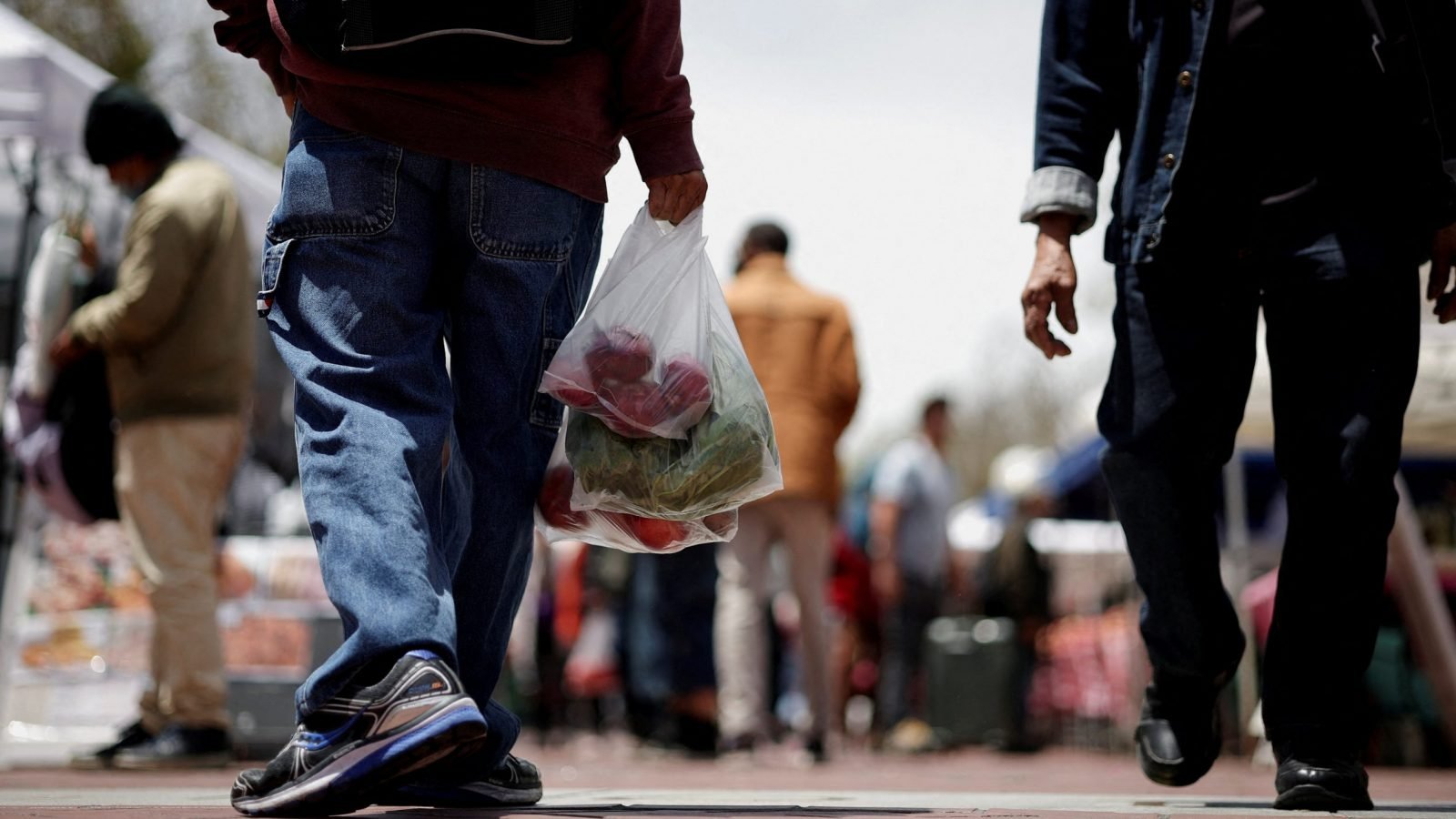 La gente compra alimentos en un mercado local en el centro de San Francisco el 13 de julio de 2022. (Foto CNS /Carlos Barria, Reuters)