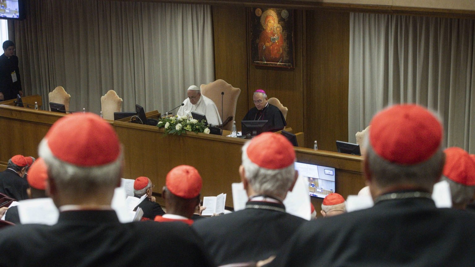 El Papa Francisco se reúne con cardenales en el Vaticano el 29 de agosto de 2022. La reunión fue para reflexionar sobre la constitución apostólica "Praedicate evangelium" (Predicad el Evangelio) sobre la reforma de la Curia Romana. (Foto CNS /Vatican Media)