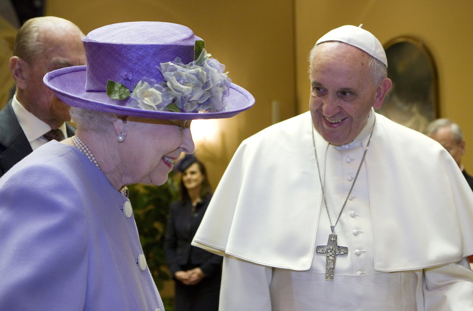 La reina Isabel II de Gran Bretaña habla con el papa Francisco durante una reunión en el Vaticano en esta foto de archivo del 3 de abril de 2014. La reina Isabel murió el 8 de septiembre de 2022, a la edad de 96 años. (Foto CNS /Maria Grazia Picciarella, pool)