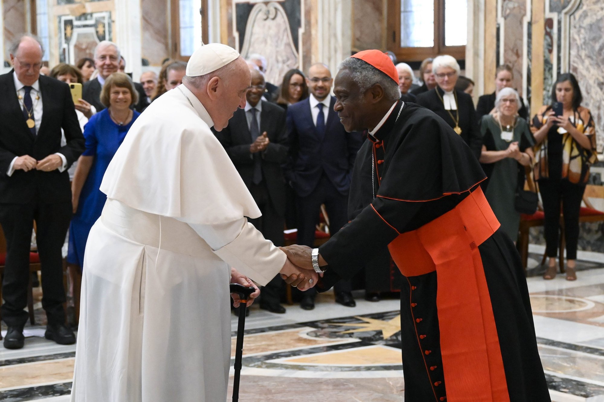 El papa Francisco saluda al cardenal Peter Turkson, canciller de la Pontificia Academia de Ciencias y de la Pontificia Academia de Ciencias Sociales, durante una audiencia con miembros de la Pontificia Academia de Ciencias en el Vaticano el 10 de septiembre de 2022. (Foto CNS photo/Vatican Media)