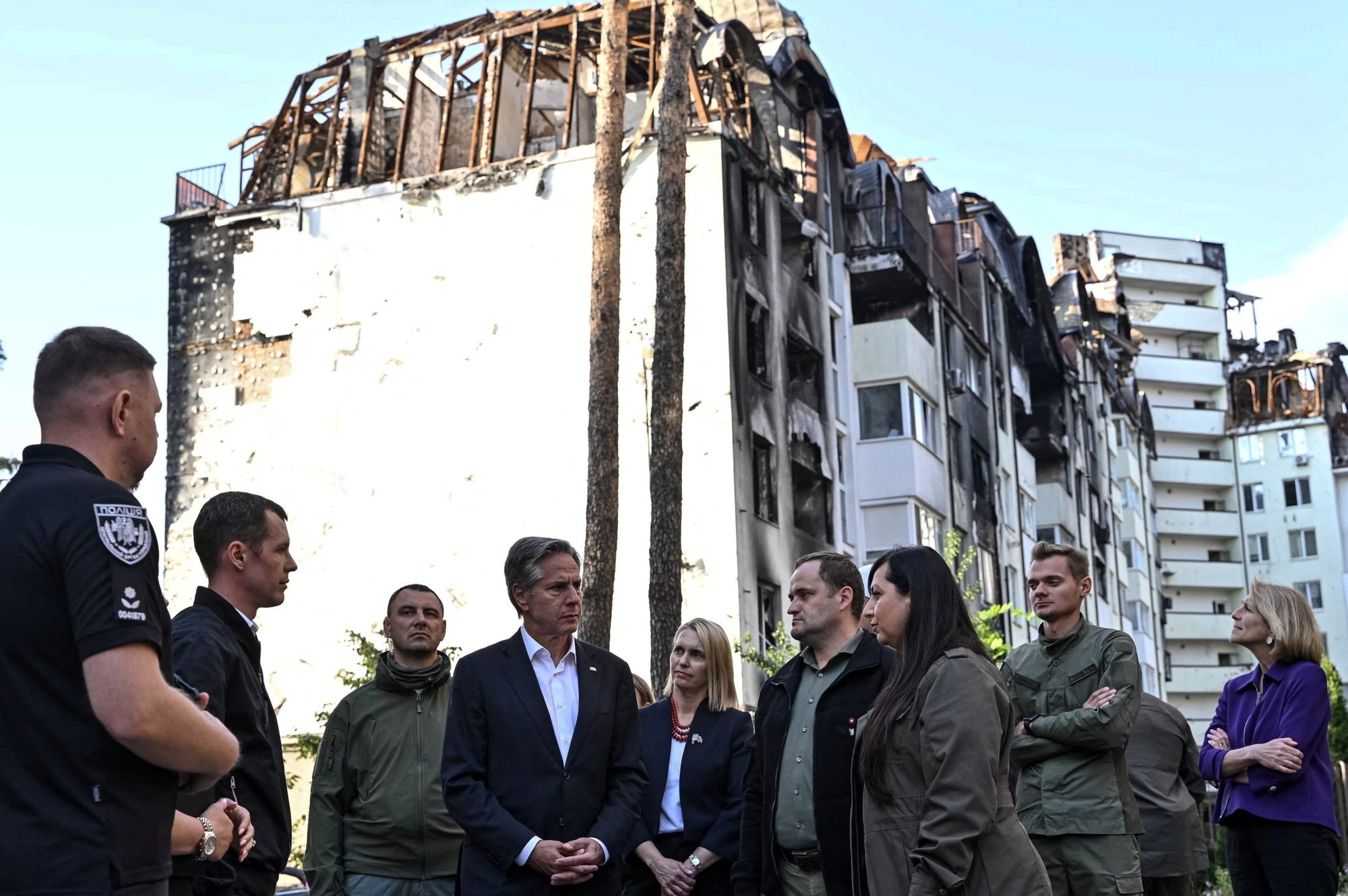 El secretario de Estado de EE. UU., Antony Blinken, cerca de un edificio residencial dañado durante su visita a Irpin, Ucrania, el 8 de septiembre de 2022. Los obispos ucranianos confirmaron los informes de la ONU sobre la deportación masiva de civiles ucranianos a Siberia y el lejano oriente de Rusia. (Foto CNS photo/Genya Savilov, pool via Reuters)