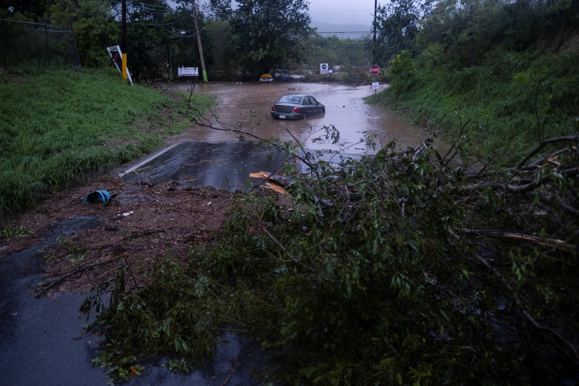 Un automóvil quedó detenido tras una inundación después de que el huracán Fiona afectó la zona de Yauco, Puerto Rico, el 18 de septiembre de 2022. Toda la isla estaba sin electricidad. (Foto CNS/Ricardo Arduengo, Reuters)