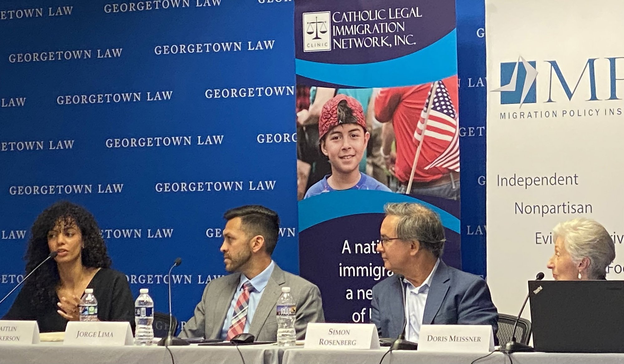 Caitlin Dickerson de la revista The Atlantic, a la izquierda en esta foto, habla en un panel durante la 19.ª Conferencia Anual de Inmigración y Políticas el 20 de septiembre de 2022, en el Centro de Derecho de la Universidad de Georgetown en Washington. La conferencia reúne anualmente a trabajadores gubernamentales, políticos, abogados, periodistas y representantes de organizaciones humanitarias para hablar sobre el movimiento de personas a través de los continentes. (Foto CNS/Rhina Guidos)