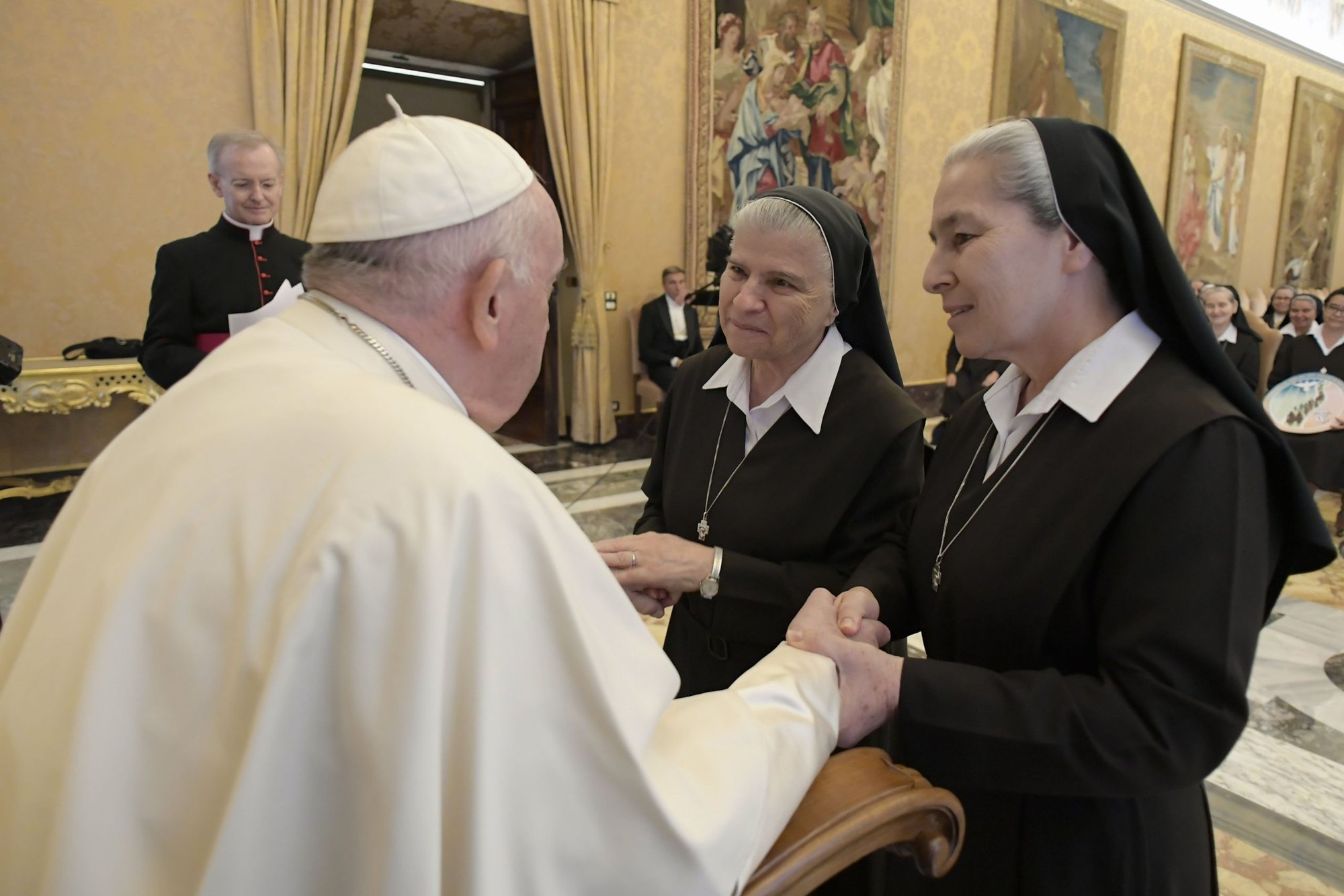 El papa Francisco se reúne con miembros de las Hermanas Terciarias Capuchinas de la Sagrada Familia en el Vaticano el 26 de septiembre de 2022. Estaban en Roma para su capítulo general. (Foto CNS/Vatican Media)
