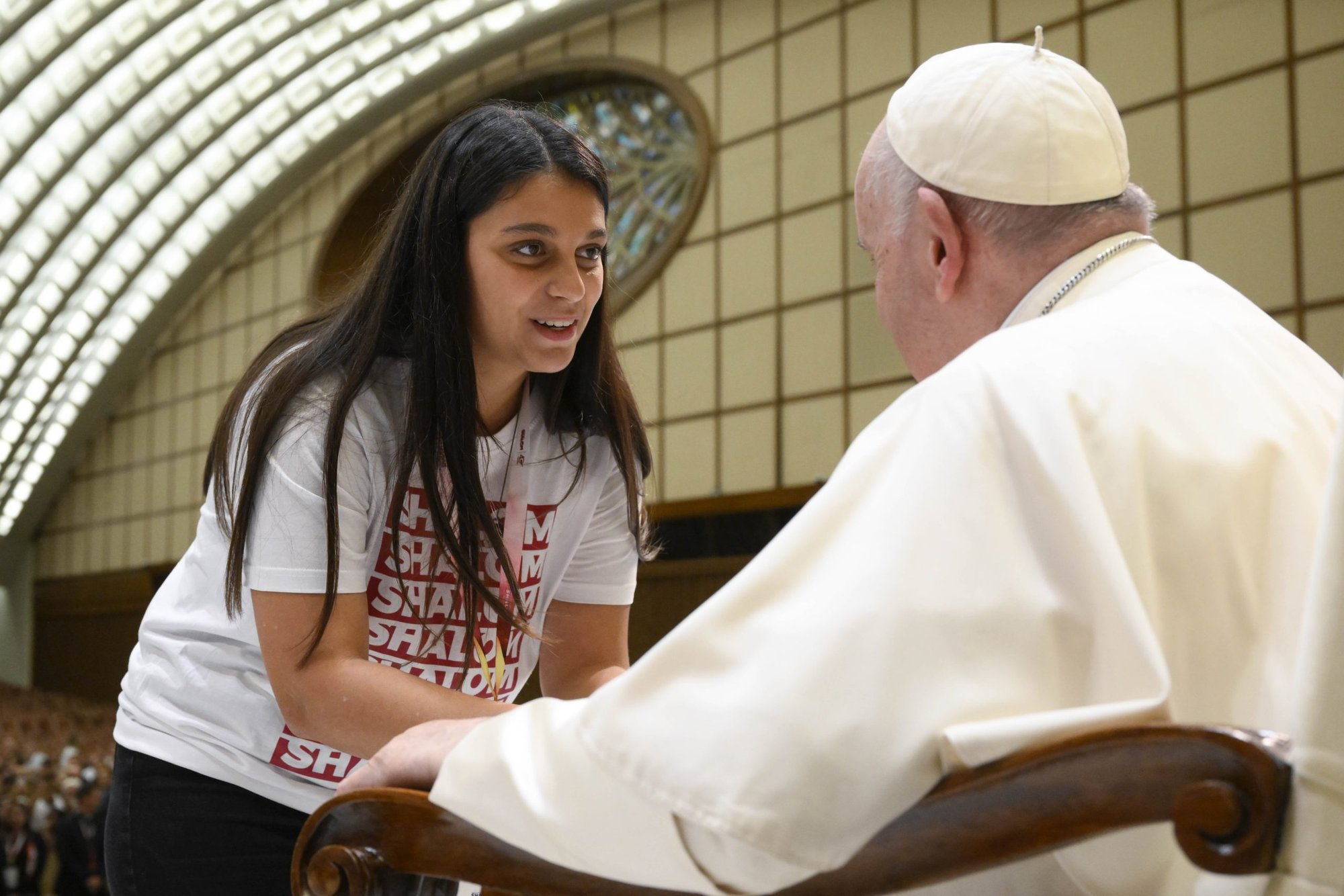 El papa Francisco saluda a una joven durante una reunión con miembros de la Comunidad Católica Shalom en el Vaticano el 26 de septiembre de 2022. (Foto CNS/Vatican Media)