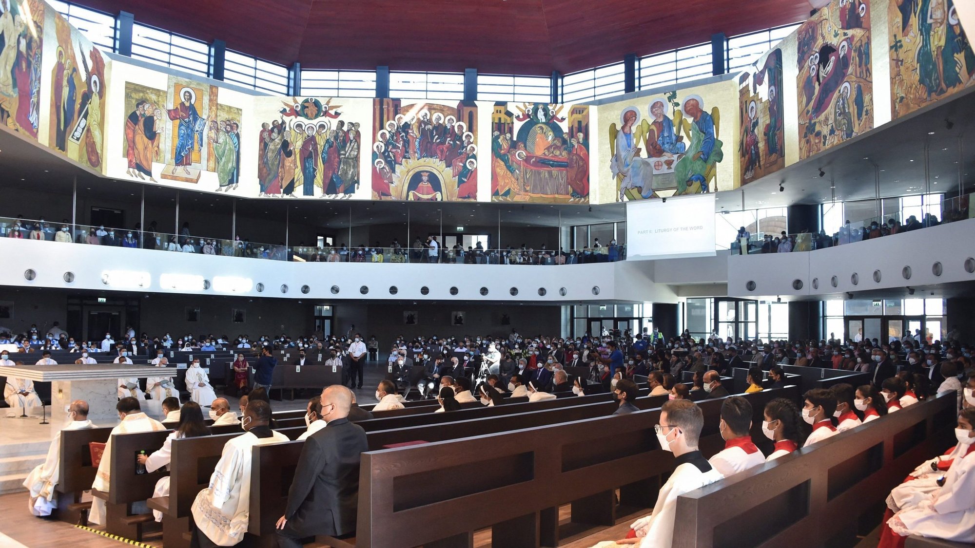 La gente asiste a una liturgia para la consagración de la Catedral de Nuestra Señora de Arabia en Awali, Bahrein, el 10 de diciembre de 2021. El Vaticano ha confirmado que el Papa Francisco visitará Bahrein del 3 al 6 de noviembre de 2022. (Foto CNS/Reuters)