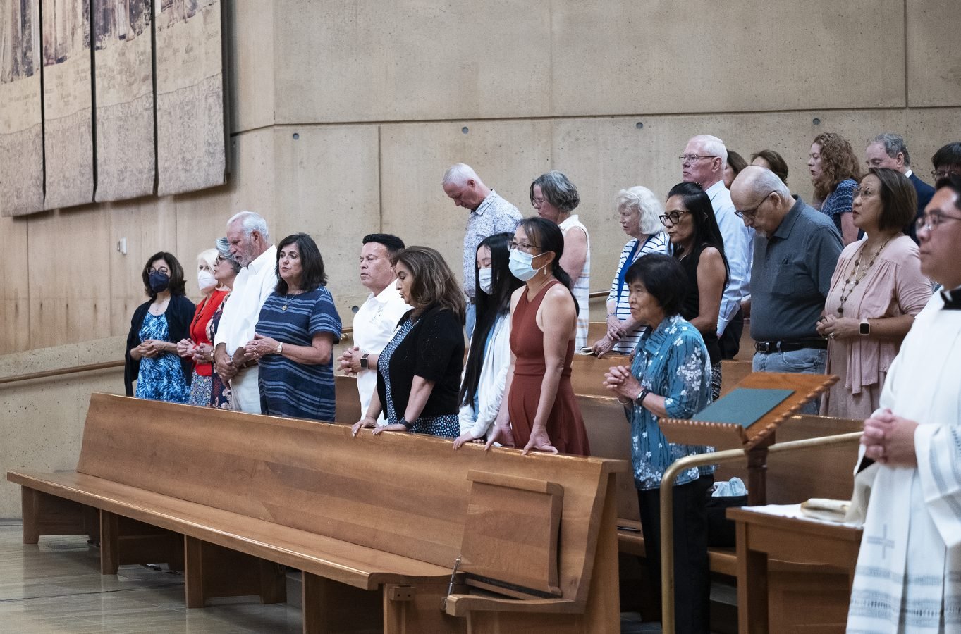 Los invitados rezan durante la misa del 20º aniversario de la Catedral de Nuestra Señora de los Ángeles, el viernes 2 de septiembre. (Víctor Alemán)