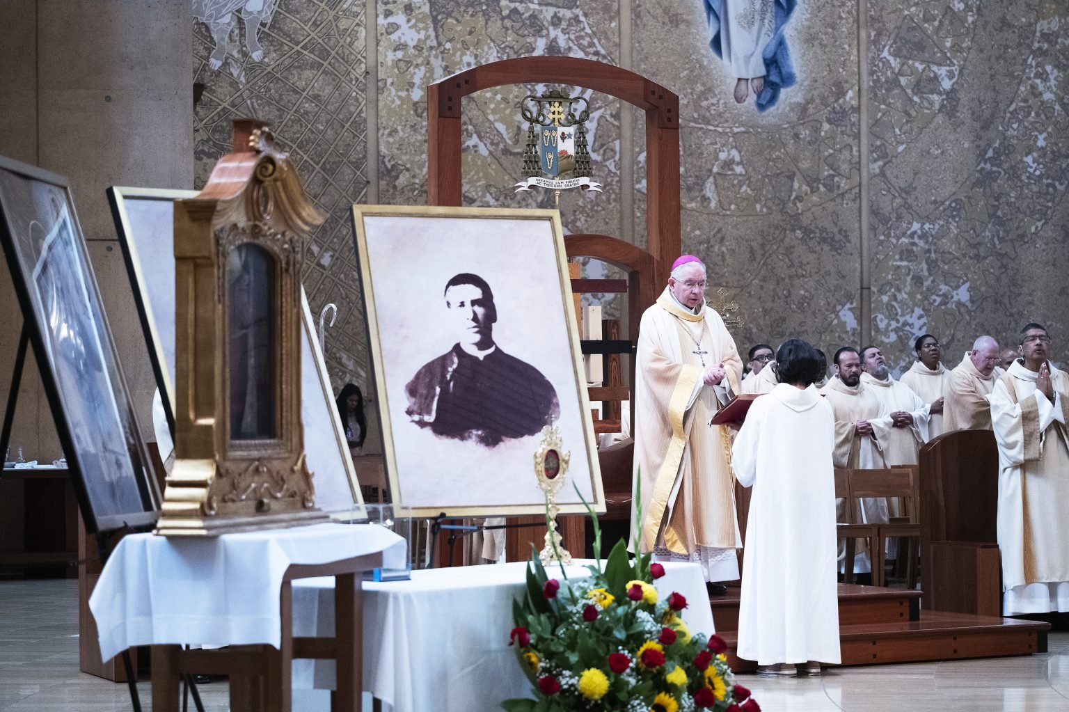 La misa de este año en reconocimiento a todos los inmigrantes se celebró en presencia de las reliquias de San Junípero Serra, Santa Francisca Javier Cabrini y San Toribio Romo. (Víctor Alemán)