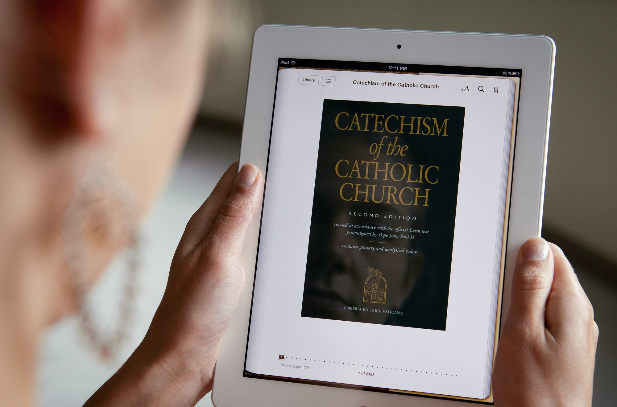 Una mujer muestra la versión electrónica del Catecismo de la Iglesia Católica en un iPad. (CNS/Nancy Phelan Wiechec)