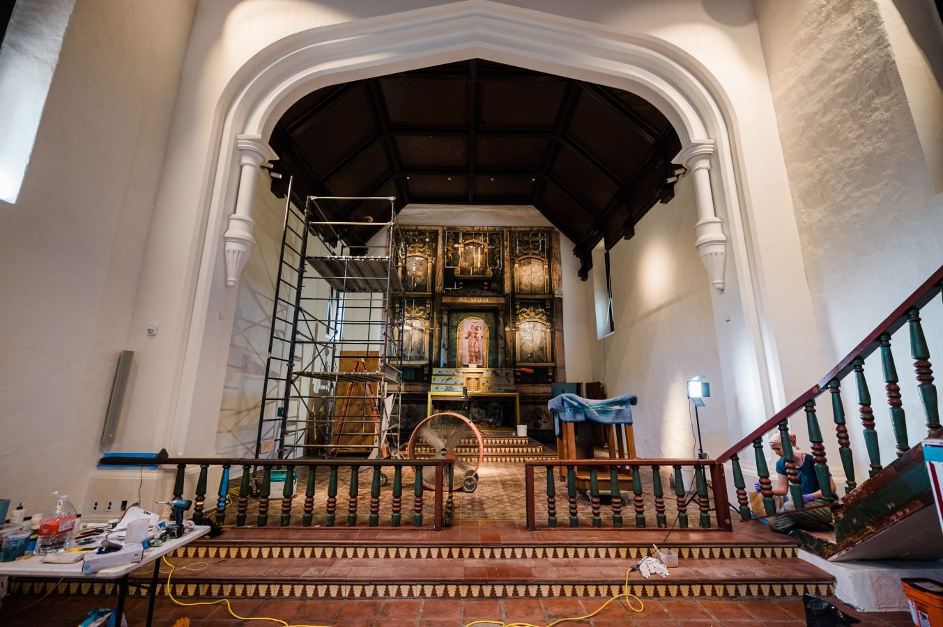La zona del santuario restaurada y el retablo del retablo de la Misión de San Gabriel. (Simon Kim/Arquidiócesis de Los Ángeles)