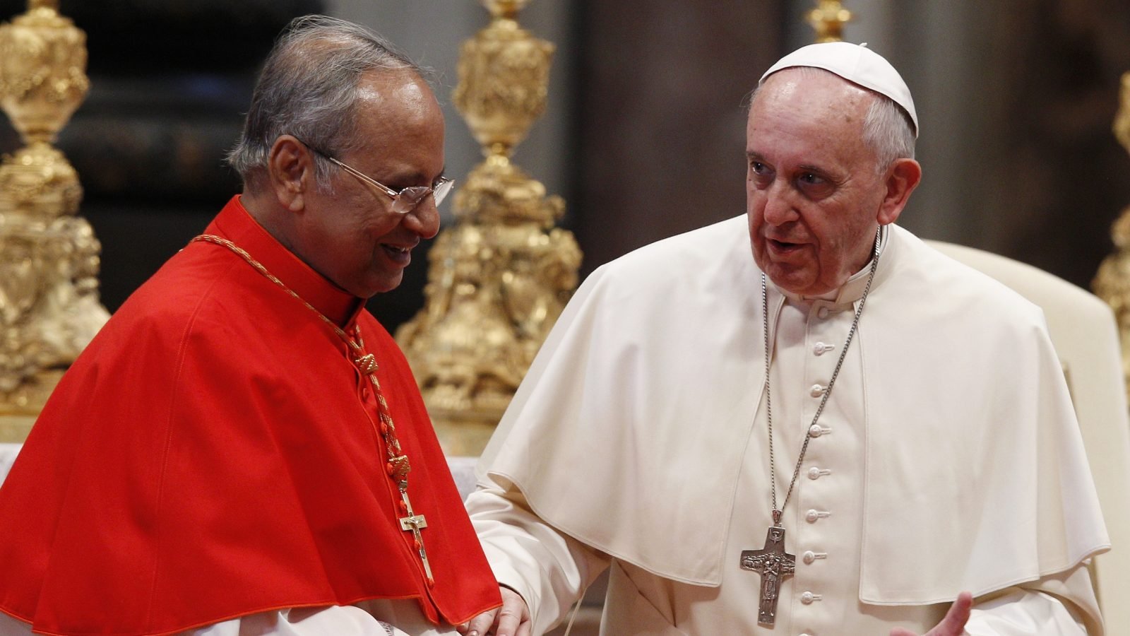 El Papa Francisco habla con el cardenal Albert Malcolm Ranjith de Colombo, Sri Lanka, durante una audiencia con peregrinos de Sri Lanka después de una misa en la Basílica de San Pedro en el Vaticano en 2014. (Foto CNS /Paul Haring)