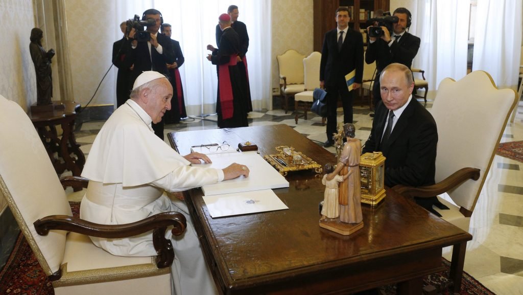 El papa Francisco se reúne con el presidente ruso Vladimir Putin durante una audiencia privada en el Vaticano en esta foto de archivo del 4 de julio de 2019. (CNS /Paul Haring)