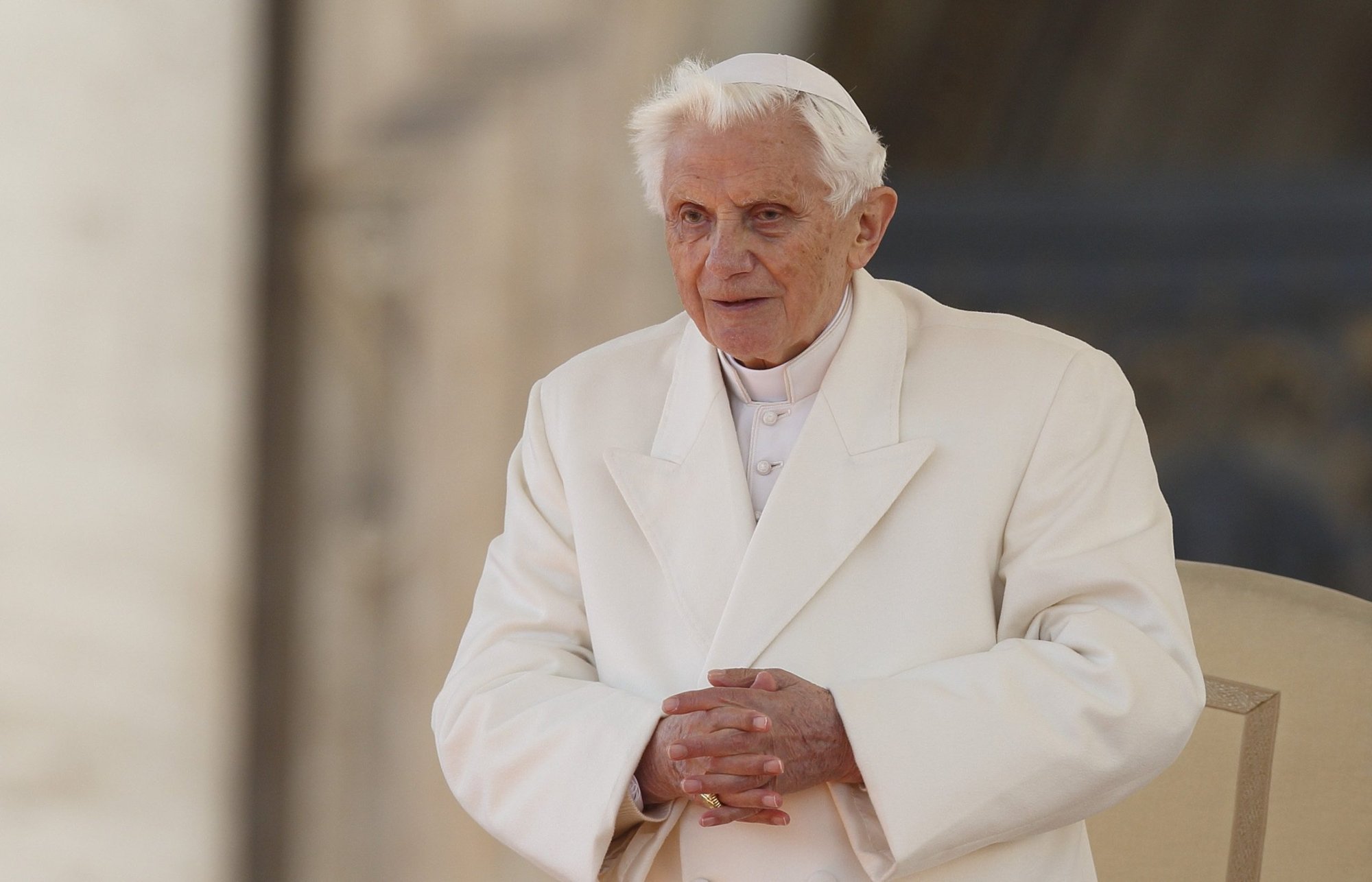 El Papa Benedicto XVI es retratado durante su última audiencia general en la Plaza de San Pedro del Vaticano en esta foto de archivo del 27 de febrero de 2013. El Concilio Vaticano II fue "no sólo significativo, sino necesario", dijo el pontífice retirado en una carta dirigida a una conferencia sobre su trabajo celebrada el 20 y 21 de octubre de 2022 en la Universidad Franciscana de Steubenville, Ohio. (Foto CNS /Paul Haring)