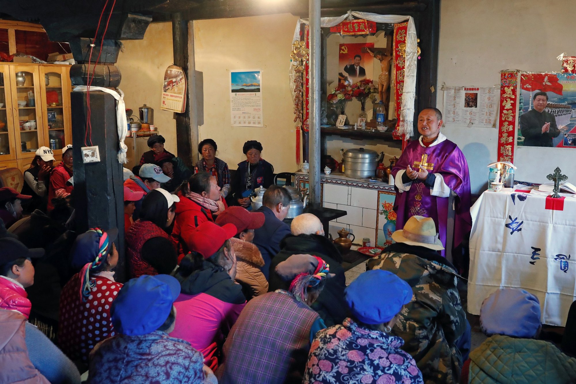 Carteles del presidente chino Xi Jinping cuelgan en la pared de la casa de un católico tibetano durante una misa celebrada por el padre Yao Fei en la víspera de Navidad en la aldea de Niuren, en la provincia china de Yunnan, en esta foto de archivo del 24 de diciembre de 2018. (Foto CNS/Tyrone Siu, Reuters)