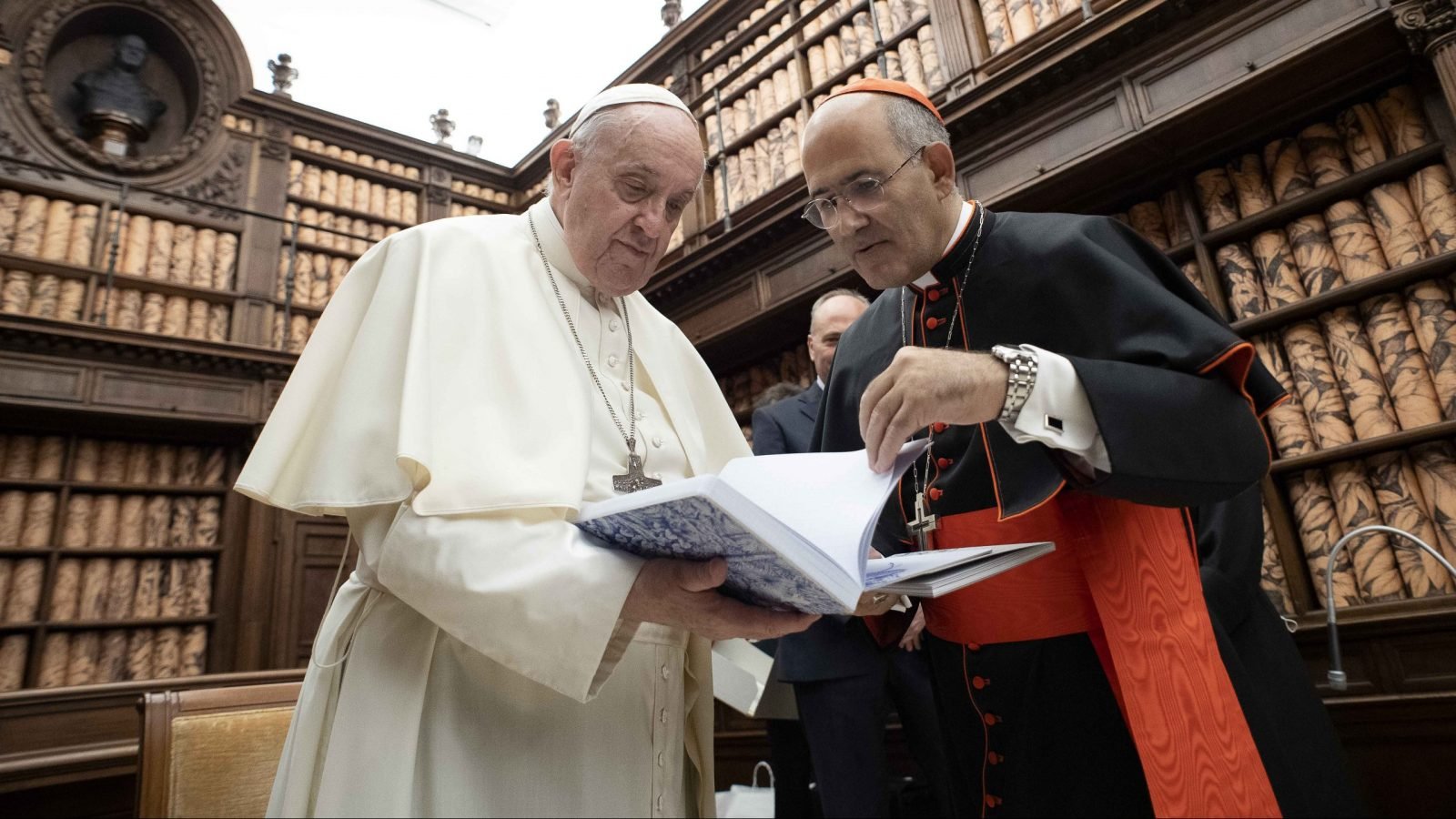 El Papa Francisco habla con el cardenal portugués José Tolentino de Mendonça, archivista y bibliotecario del Vaticano, durante una ceremonia en la Biblioteca Vaticana el 5 de noviembre de 2021. El Papa Francisco ha nombrado al cardenal de Mendonça como prefecto del nuevo Dicasterio para la Cultura y la Educación. (Foto CNS /Vatican Media)