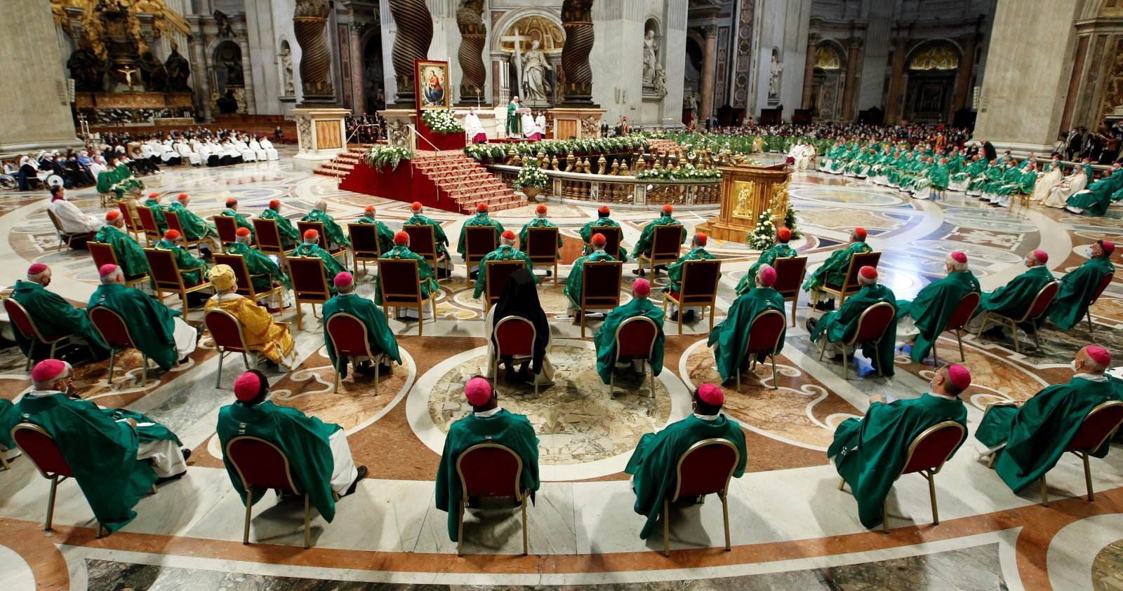 El Papa Francisco celebra una misa para abrir el proceso de escucha que lleva a la asamblea del Sínodo mundial de los Obispos en 2023, en la Basílica de San Pedro en el Vaticano, en esta foto de archivo del 10 de octubre de 2021. El 2 de octubre de 2022, el Papa Francisco escuchó las síntesis de la fase de escucha del sínodo de 2023. (Foto CNS/Remo Casilli, Reuters)