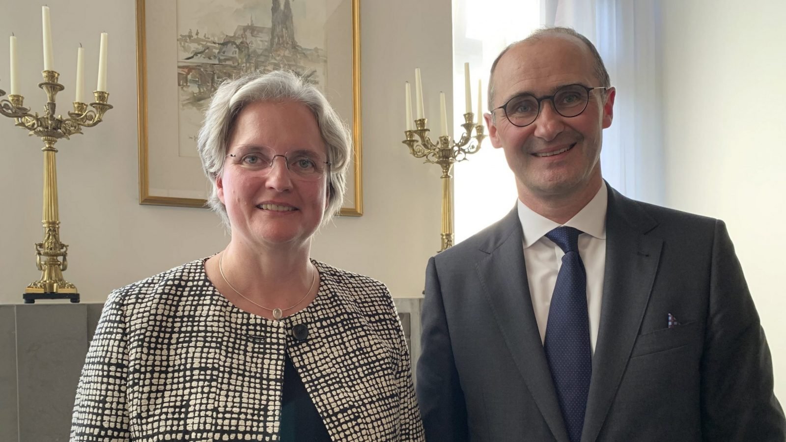 Charlotte Kreuter-Kirchhof, miembro de la Asamblea Sinodal Alemana y del Consejo Vaticano para la Economía, junto a Bernhard Kotsch, embajador alemán ante la Santa Sede, tras su presentación sobre el Camino Sinodal el 4 de octubre de 2022, en la Embajada de Alemania ante la Santa Sede en Roma. (CNS/Cindy Wooden)