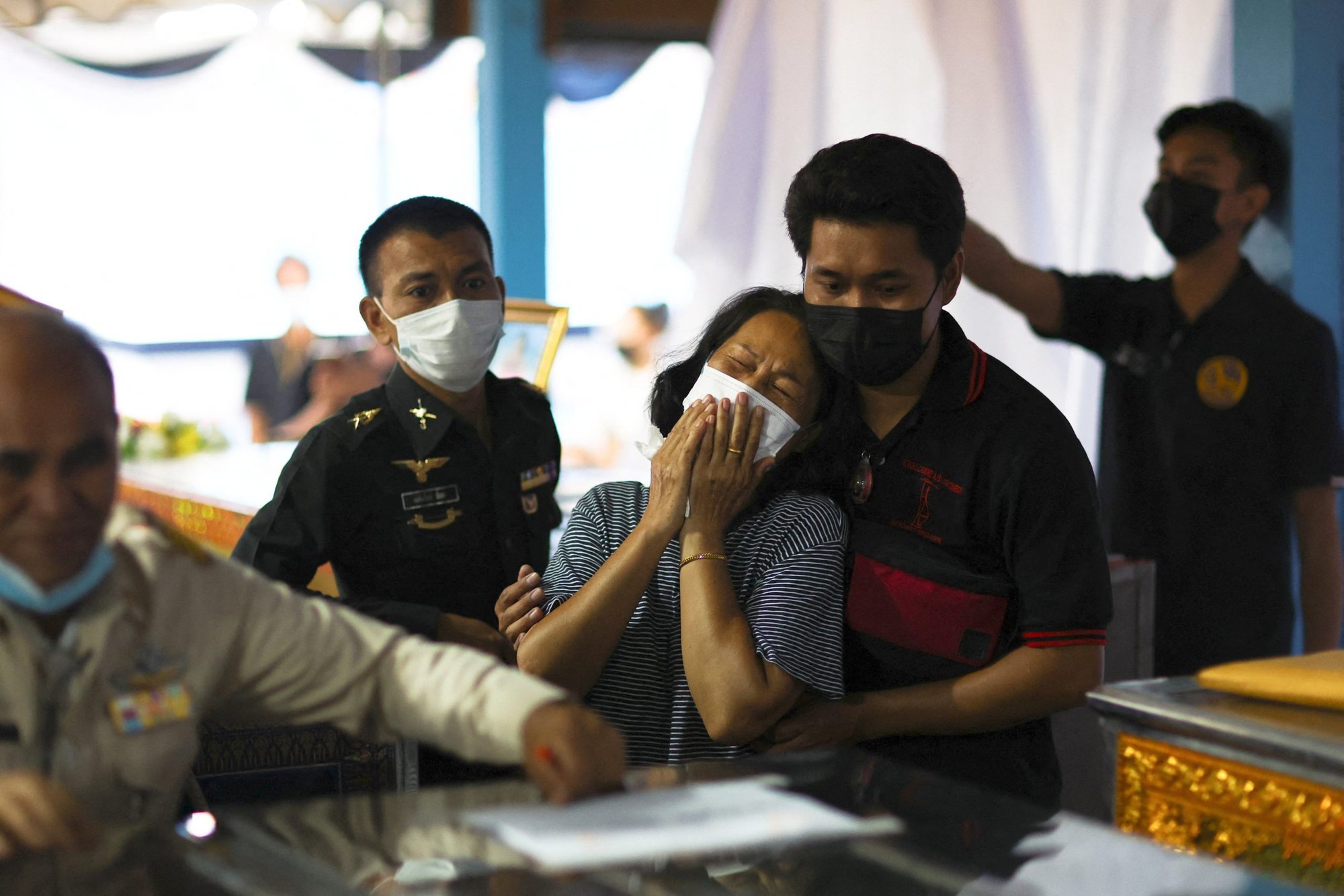 Una mujer reacciona después de identificar el cuerpo de un ser querido en el templo Sri Uthai en Na Klang, Tailandia, el 7 de octubre de 2022, tras un tiroteo masivo en Uthai Sawan. Un ex oficial de policía que se enfrenta a un cargo de drogas irrumpió en la guardería el 6 de octubre, matando a más de 30 personas, incluyendo niños en edad preescolar, en el más mortífero alboroto en la historia del país. (Foto CNS/Athit Perawongmetha, Reuters)