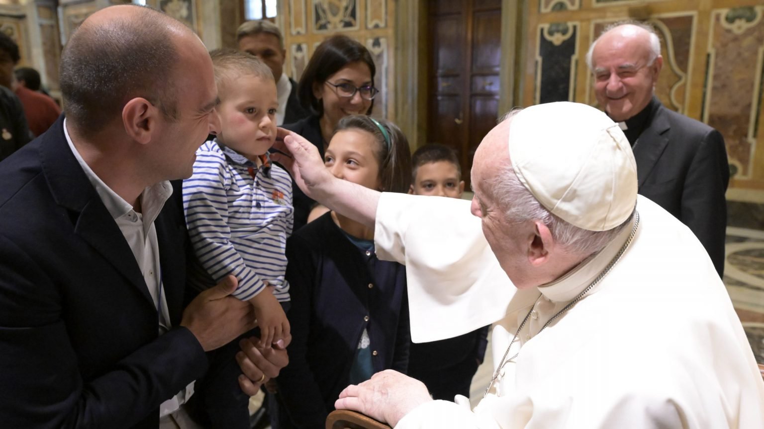 El Papa Francisco acaricia la mejilla de un niño durante una audiencia el 24 de octubre de 2022, con estudiantes y personal del Pontificio Instituto Teológico Juan Pablo II para las Ciencias del Matrimonio y la Familia en la Sala Clementina del Vaticano. (Foto CNS /Vatican Media)