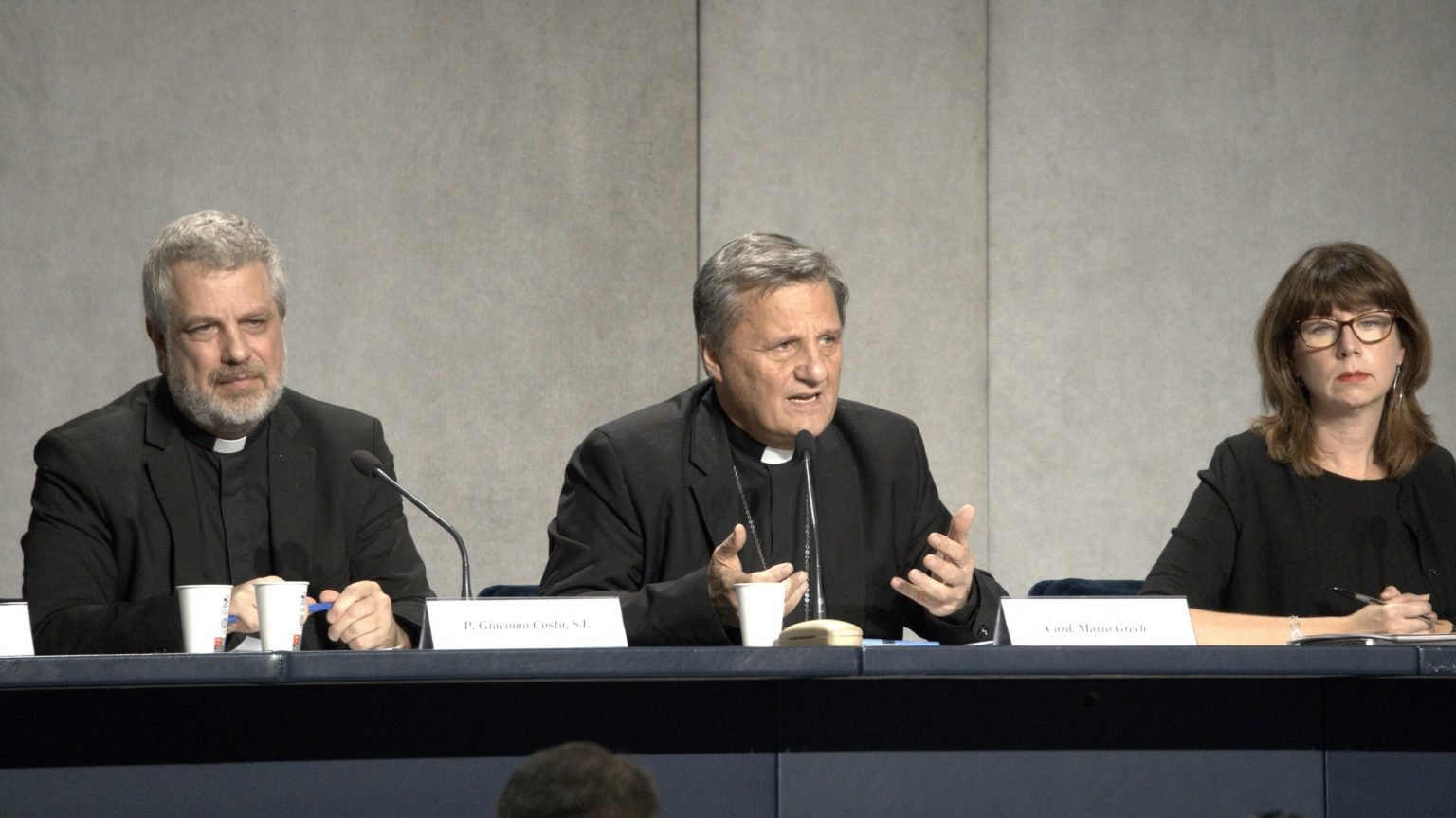 El cardenal Mario Grech, en el centro, secretario general del Sínodo de los Obispos, habla en una conferencia de prensa en el Vaticano el 27 de octubre para presentar el documento para la fase continental del Sínodo sobre la sinodalidad. En la foto también aparecen el jesuita italiano Padre Giacomo Costa, asesor del secretario general del sínodo, y Anna Rowlands, profesora de pensamiento y práctica social católica en la Universidad de Durham (Reino Unido). (Foto CNS /Junno Arocho Esteves)