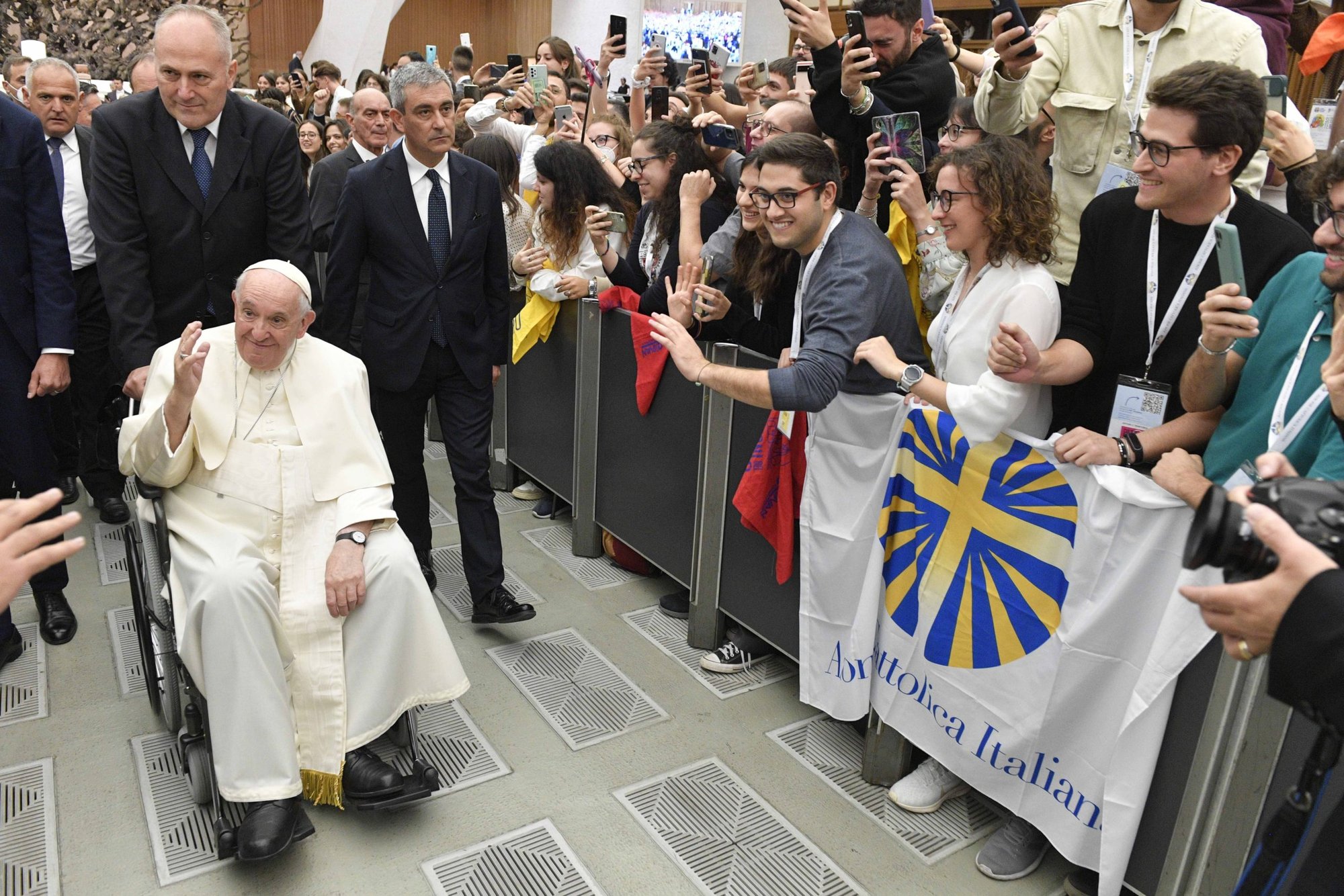 El Papa Francisco saluda al salir de una audiencia en el Vaticano con miembros de la sección de jóvenes adultos de la Acción Católica de Italia, el 29 de octubre de 2022. (CNS /Vatican Media)
