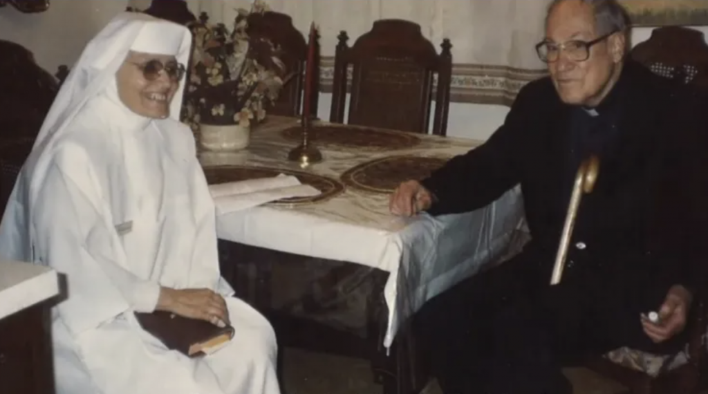 La hermana carmelita María Elia, a la izquierda, y el padre John Houle, SJ, en una foto sin fecha después de su curación milagrosa atribuida a San Claude de la Colombière, un sacerdote jesuita que murió en 1682. (Foto cortesía de las Hermanas Carmelitas del Sagrado Corazón de Los Ángeles)