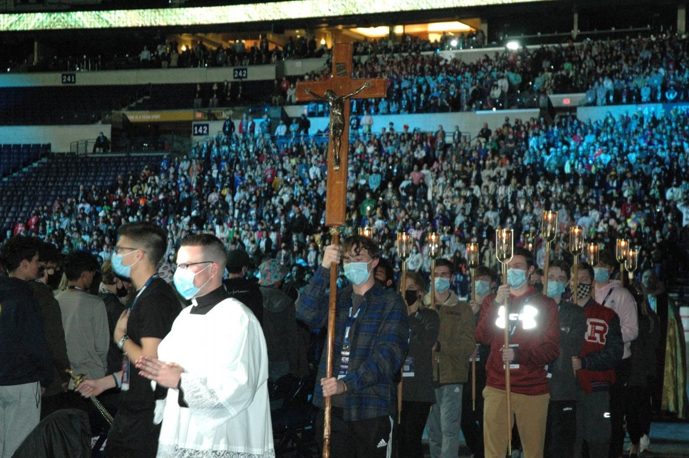 Los jóvenes procesan en la misa de apertura de la Conferencia Nacional de la Juventud Católica en el Lucas Oil Stadium en Indianápolis el 18 de noviembre de 2021. (CNS/John Shaughnessy, The Criterion)