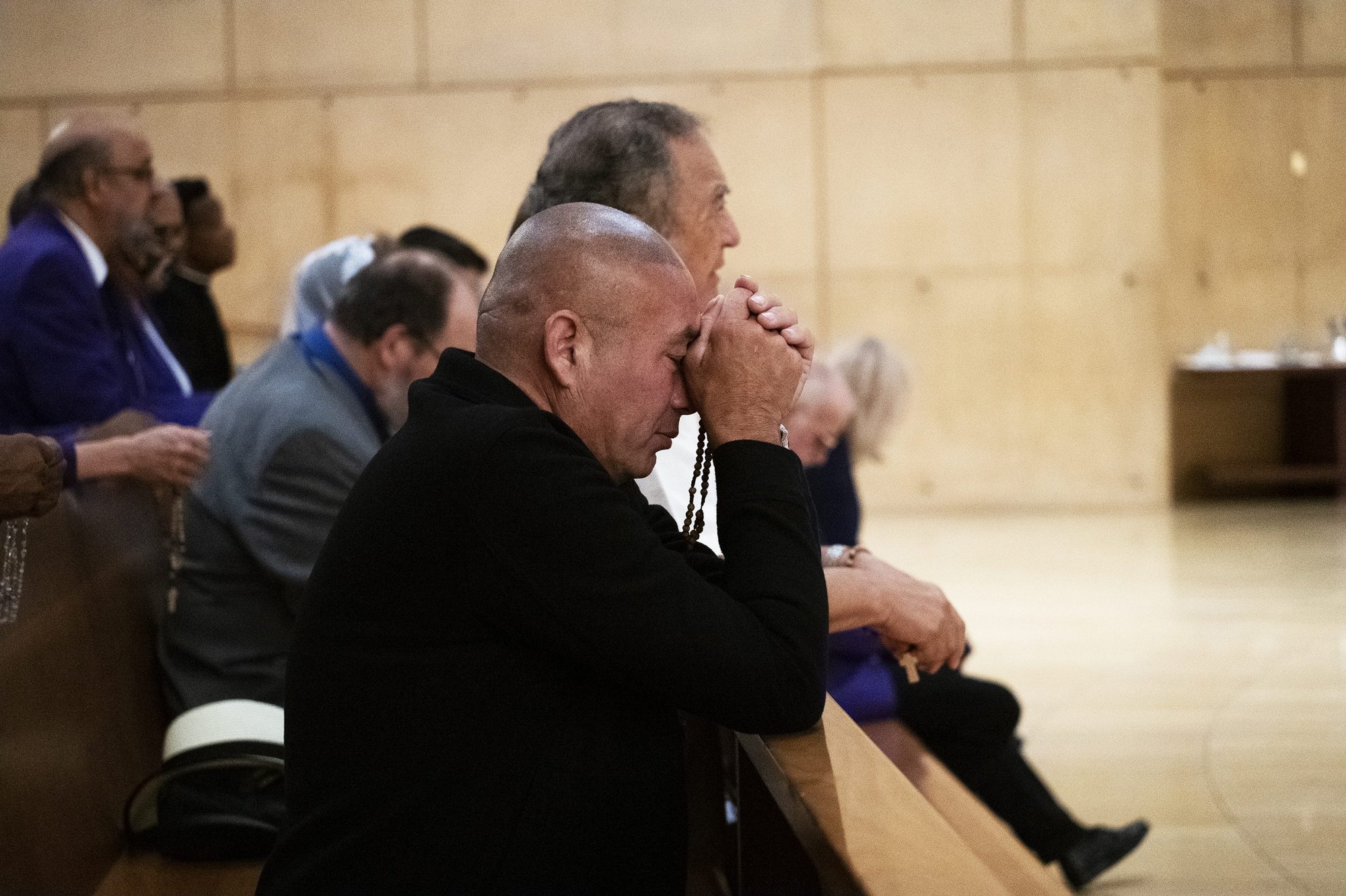 Un hombre reza en la Catedral de Nuestra Señora de los Ángeles durante el 17º Desayuno de Oración Católico de Los Ángeles el 20 de septiembre. (Víctor Alemán)