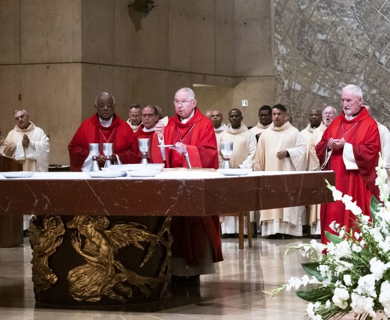 El cardenal Wilton Gregory de Washington, DC y el obispo auxiliar de Los Ángeles, David O'Connell, concelebran la Misa Roja anual del arzobispo José H. Gómez en la Catedral de Nuestra Señora de los Ángeles el 27 de octubre de 2022. (Víctor Alemán)