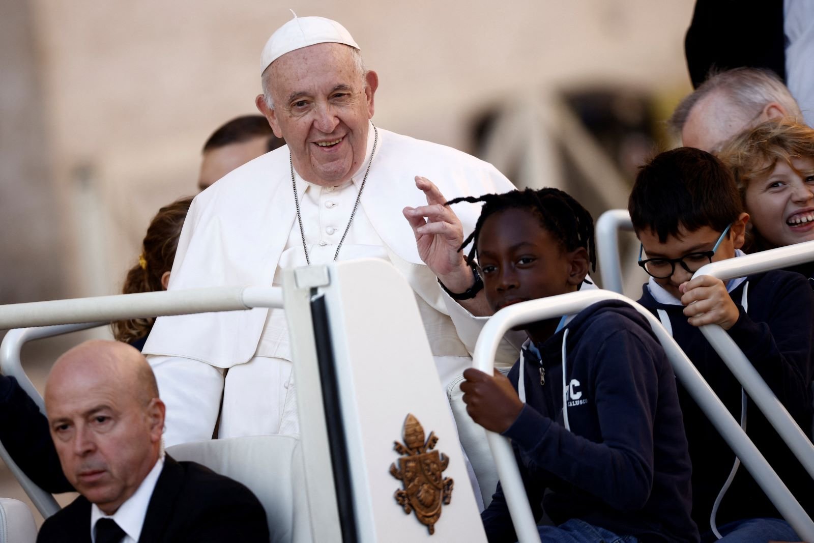 El Papa Francisco saluda a la multitud durante su audiencia general en la Plaza de San Pedro en el Vaticano el 12 de octubre de 2022. (CNS /Guglielmo Mangiapane, Reuters)