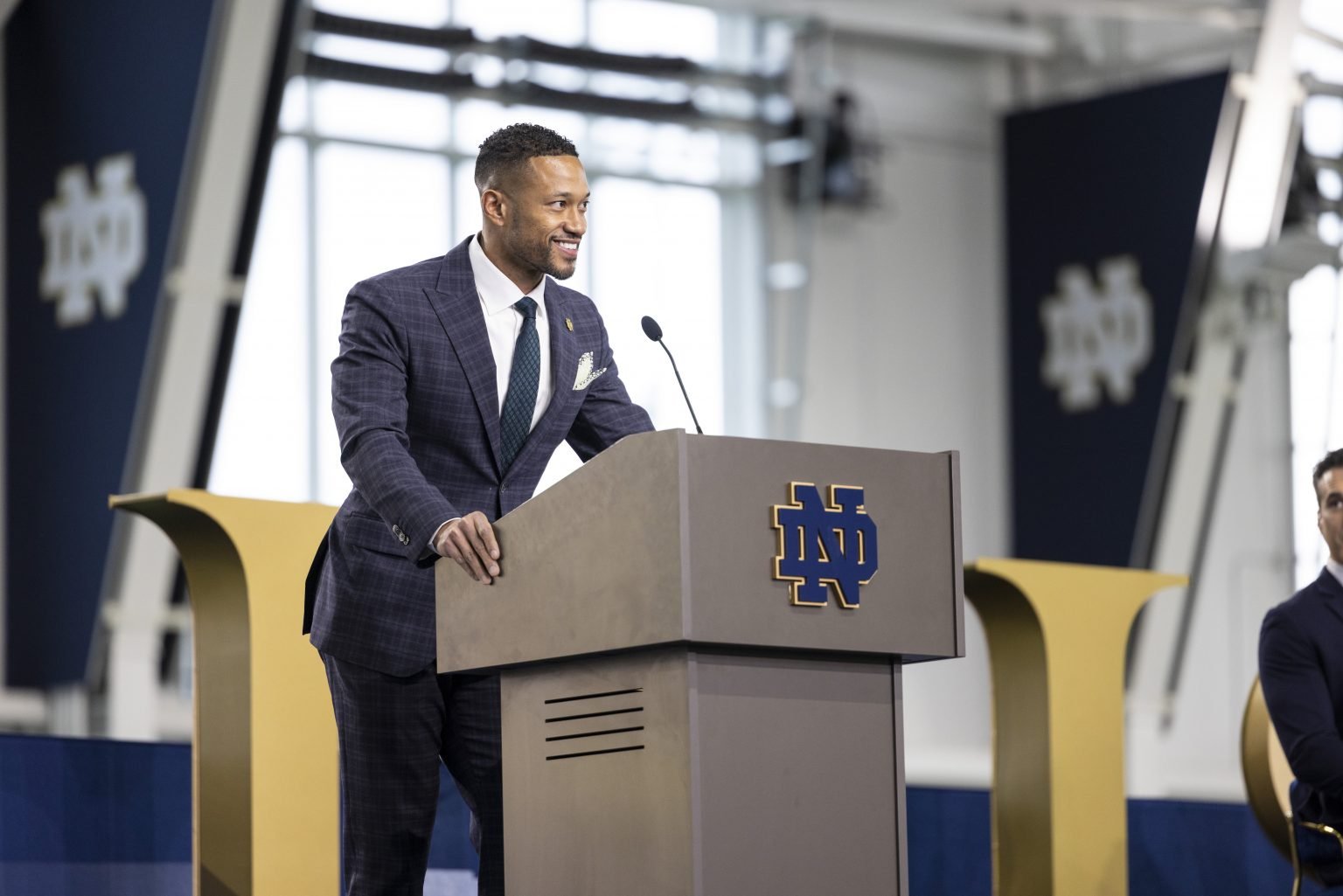 El entrenador de fútbol de Notre Dame, Marcus Freeman. (Notre Dame Athletics vía CNA)