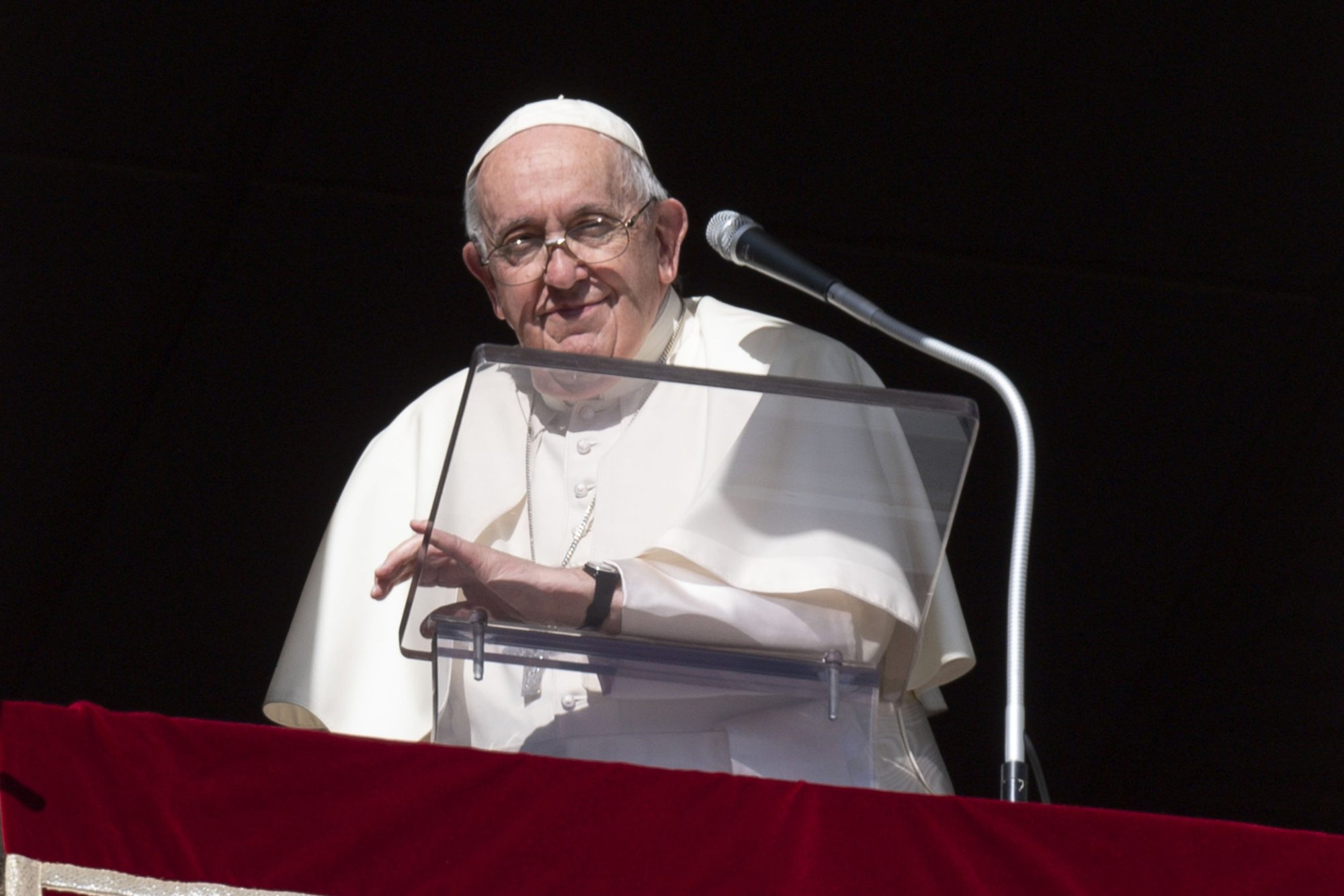 El papa Francisco dirige el Ángelus desde una ventana del Palacio Apostólico en el Vaticano el 1 de noviembre de 2022, la solemnidad de Todos los Santos. (Foto CNS/Vatican Media)