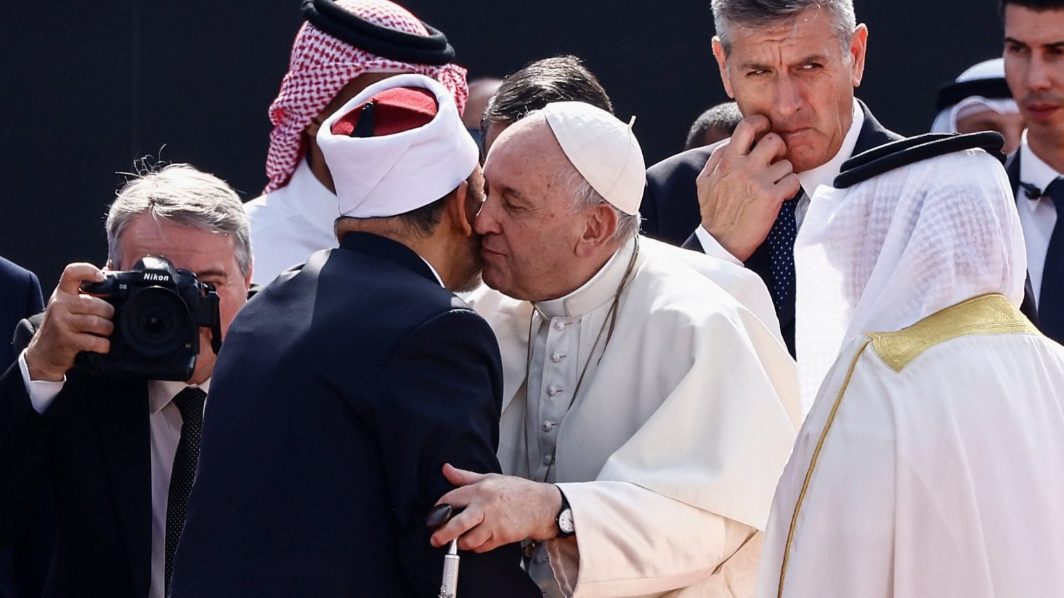 El Papa Francisco saluda al jeque Ahmad el-Tayeb, gran imán de la mezquita y universidad egipcia de Al-Azhar, mientras asisten al Foro de Bahrein para el Diálogo: Oriente y Occidente para la Coexistencia Humana, el 4 de noviembre de 2022, en la plaza Al-Fida' del Palacio Sakhir en Awali, Bahrein. (CNS /Yara Nardi, Reuters)