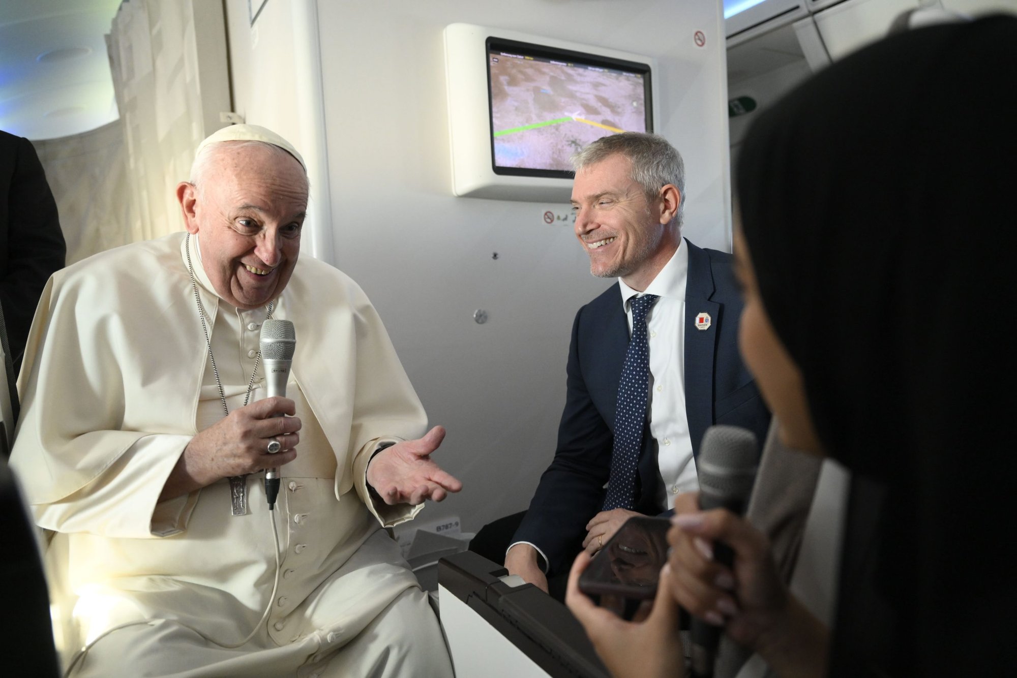 El papa Francisco habla con reporteros en el vuelo de regreso a Roma desde Bahréin el 6 de noviembre de 2022. (Foto CNS/Vatican Media)