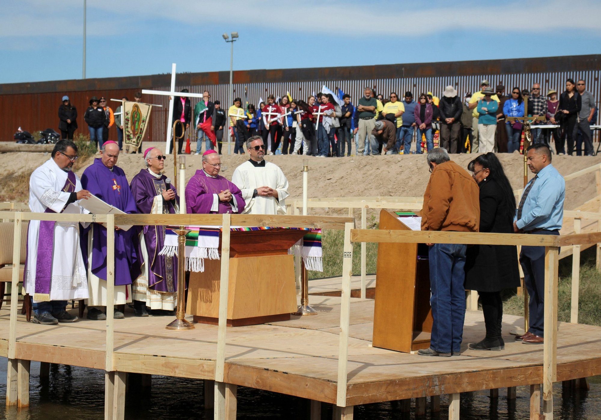 El obispo Mark J. Seitz de El Paso, Texas, en el centro, y otros clérigos católicos de Ciudad Juárez, México y El Paso participan en una misa binacional el 5 de noviembre de 2022, en memoria de los migrantes que murieron en rumbo a los EE. UU. cerca de la frontera entre México y los Estados Unidos. (Foto CNS/Gabriel Barraza, Reuters) NOTA DEL EDITOR: NO ARCHIVAR O VENDER; DESCARTAR 30 DÍAS DESPUÉS DE LA DESCARGA.