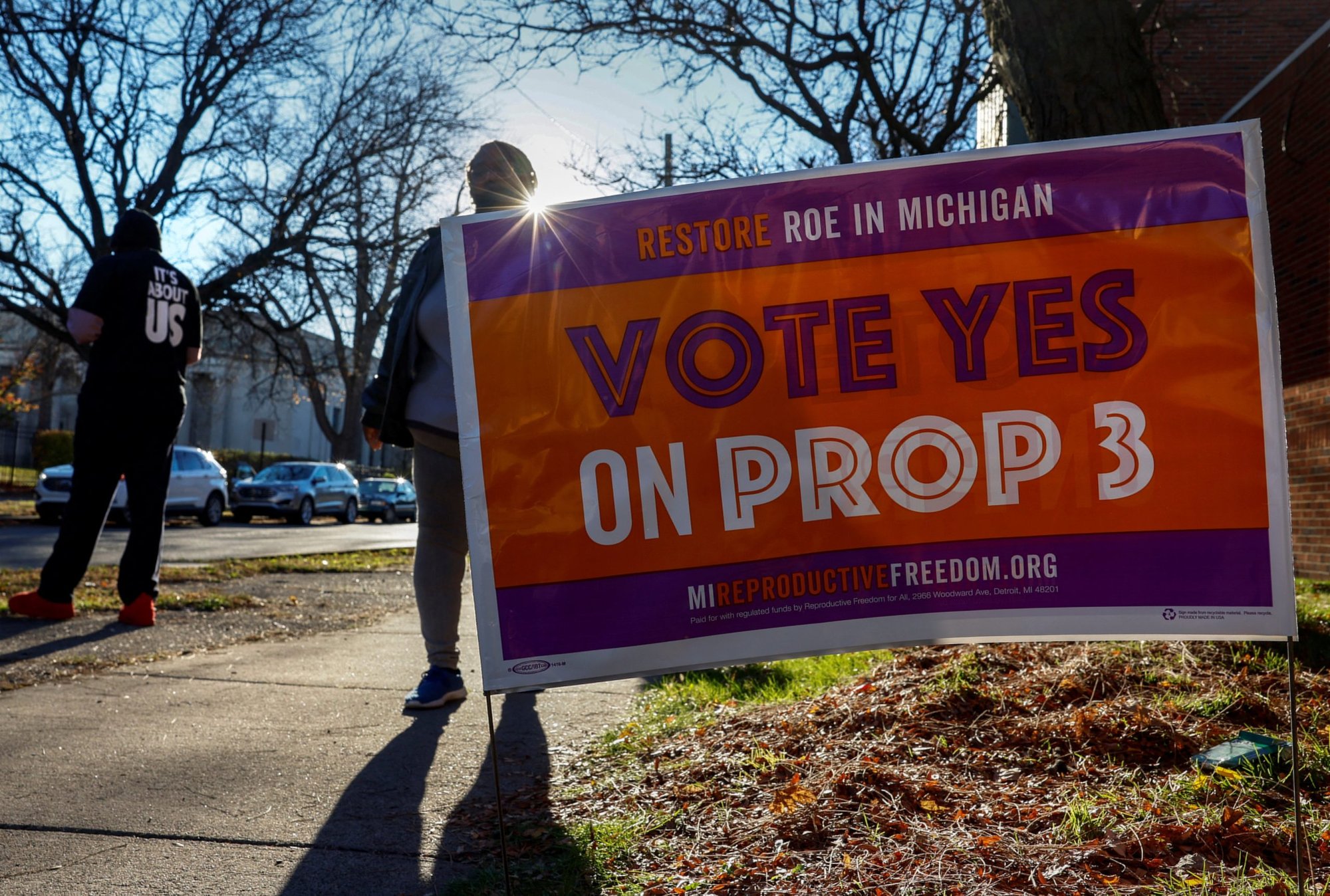 Una pancarta de apoyo a la Propuesta 3, una medida electoral para codificar el derecho al aborto, frente a un colegio electoral en el centro recreativo Considine Little Rock de Detroit durante las elecciones de mitad de mandato de Estados Unidos el 8 de noviembre de 2022. Los votantes de Michigan aprobaron la medida. (CNS /Evelyn Hockstein, Reuters)