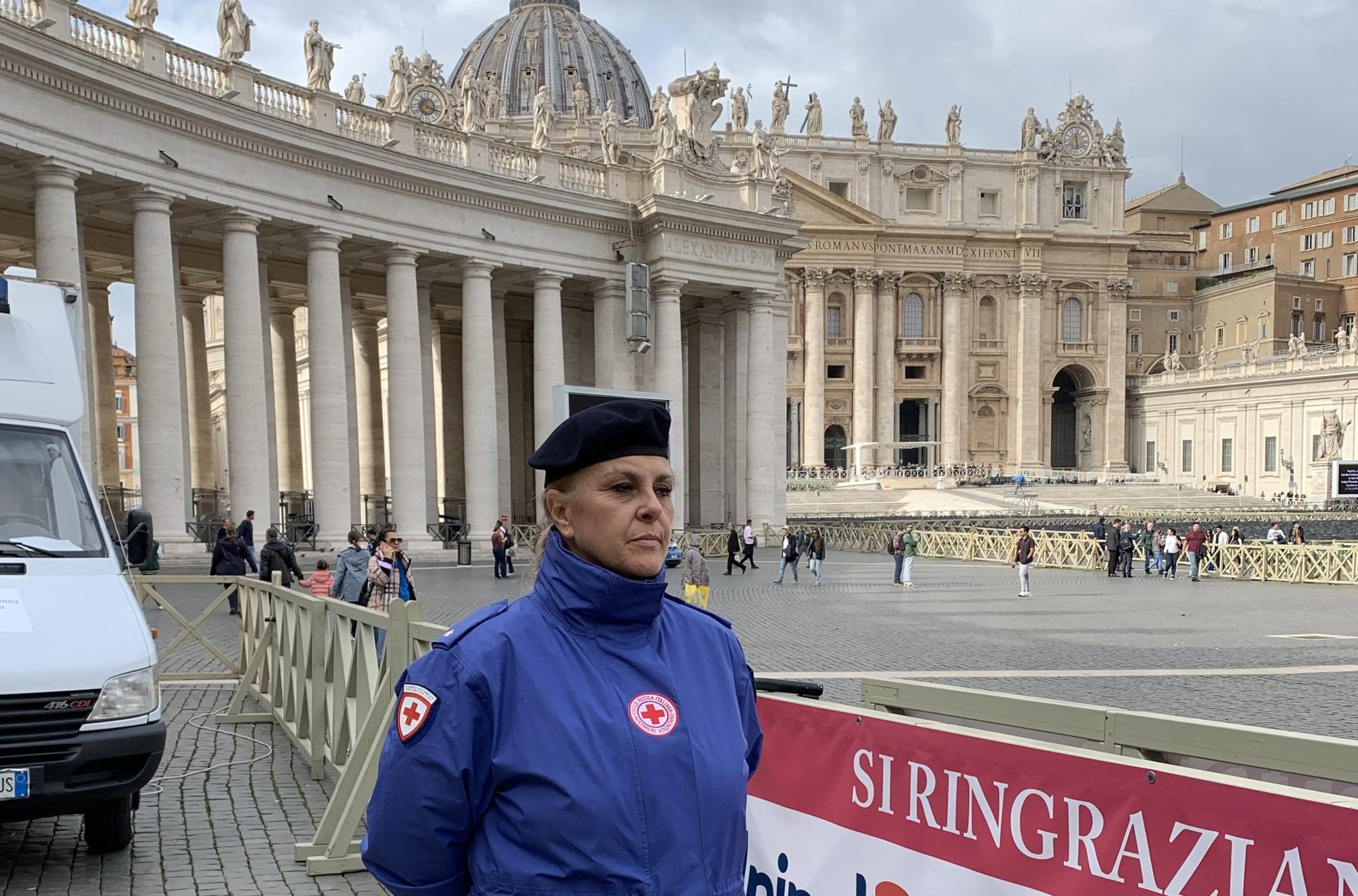 Un voluntario de la Cruz Roja Italiana se encuentra en la Plaza de San Pedro el 10 de noviembre de 2022, listo para recibir a cualquier persona que quiera un examen médico o un análisis de sangre gratuito que ofrecen los médicos, enfermeras y estudiantes de medicina voluntarios como parte de la celebración de la Jornada Mundial de los Pobres en el Vaticano. (CNS /Cindy Wooden)