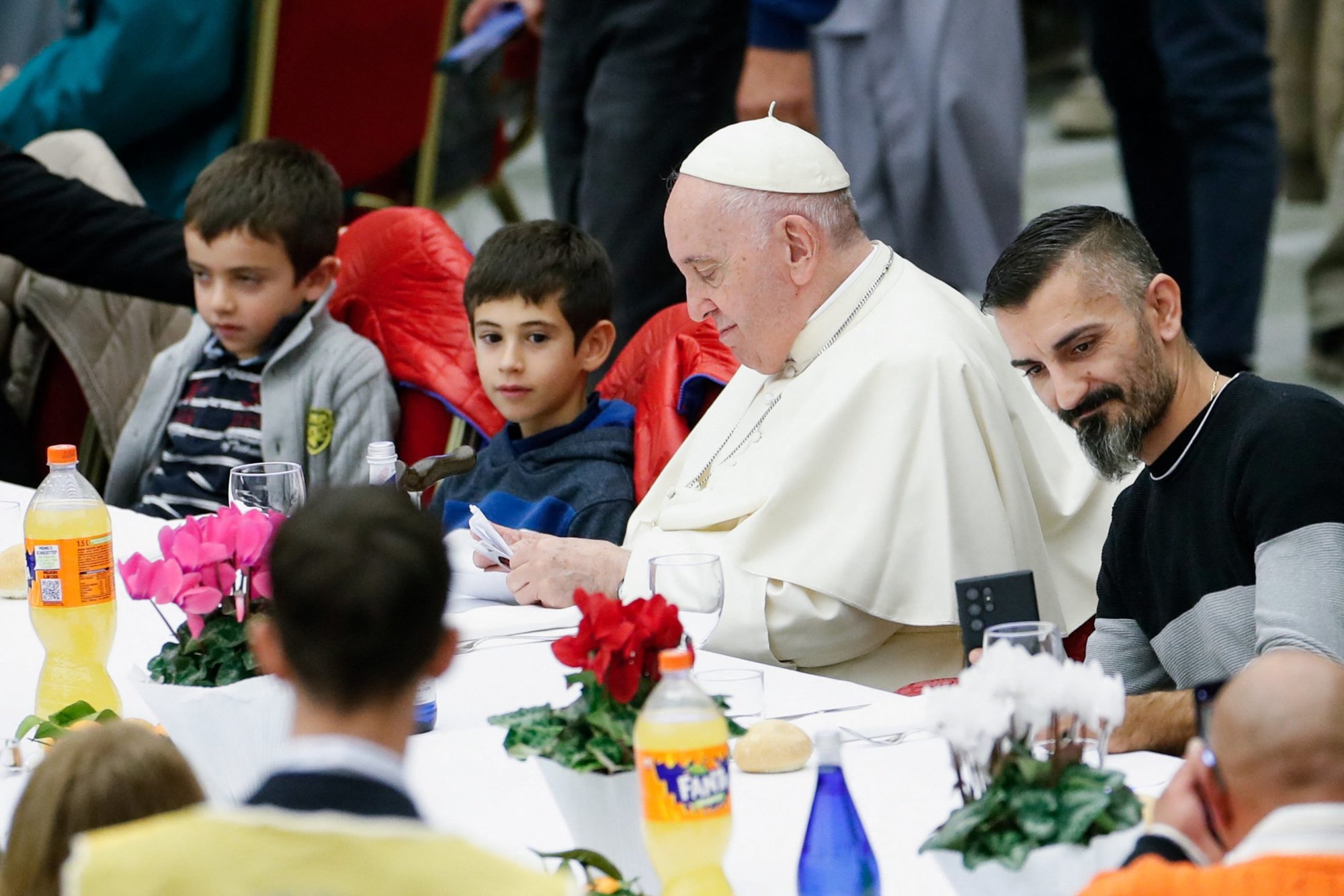 El Papa Francisco se une a unos 1.300 invitados para el almuerzo en la sala de audiencias del Vaticano en la Jornada Mundial de los Pobres el 13 de noviembre de 2022. (Foto CNS/Remo Casilli, Reuters)