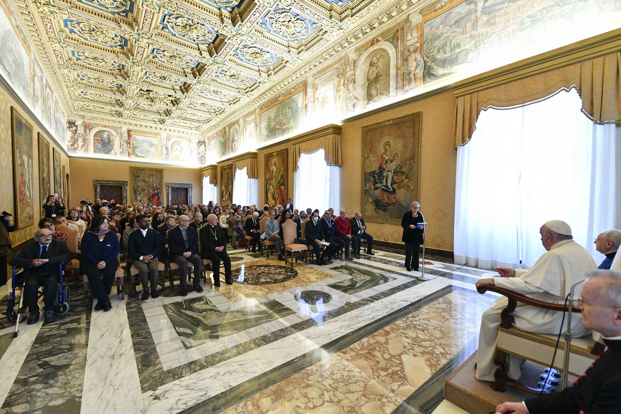 El papa Francisco escucha a Ivana Borsotto, presidenta de FOCSIV, una federación de organizaciones voluntarias católicas en su mayoría con sede en Italia que trabajan a nivel internacional, durante una audiencia en el Salón del Consistorio del Palacio Apostólico en el Vaticano el 14 de noviembre de 2022. (Foto CNS/Vatican Media)