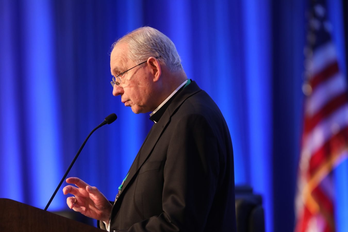 El arzobispo José H. Gómez de Los Ángeles, presidente de la Conferencia Episcopal de Estados Unidos, pronuncia su último discurso presidencial el 15 de noviembre de 2022, durante una sesión de la asamblea general de otoño de la conferencia episcopal en Baltimore. (CNS /Bob Roller)